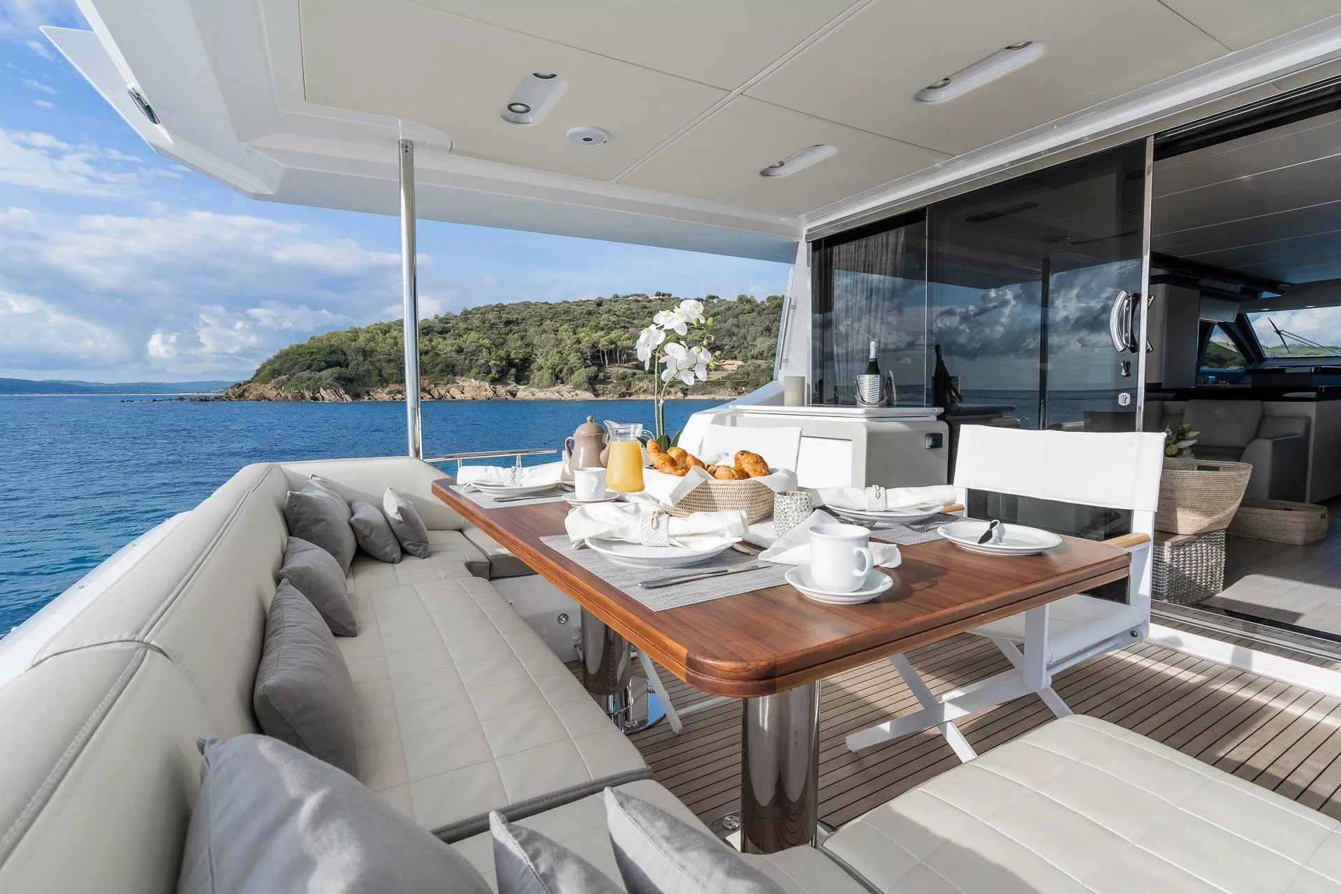 https://dev-api.arconyachts.com/storage/media/21892/conversions/754_7209237181-optimize.webp