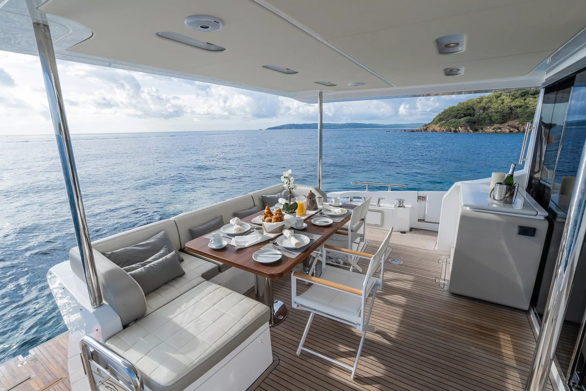 https://dev-api.arconyachts.com/storage/media/21893/conversions/754_5453817474-optimize.webp