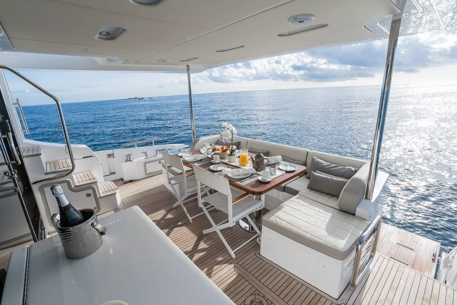 https://dev-api.arconyachts.com/storage/media/21894/conversions/754_7123630169-optimize.webp