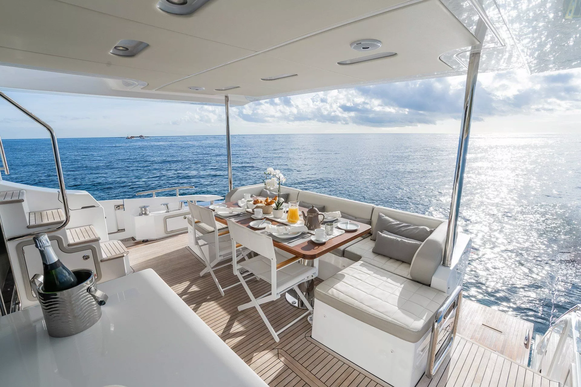 https://dev-api.arconyachts.com/storage/media/21895/conversions/754_4705744208-optimize.webp