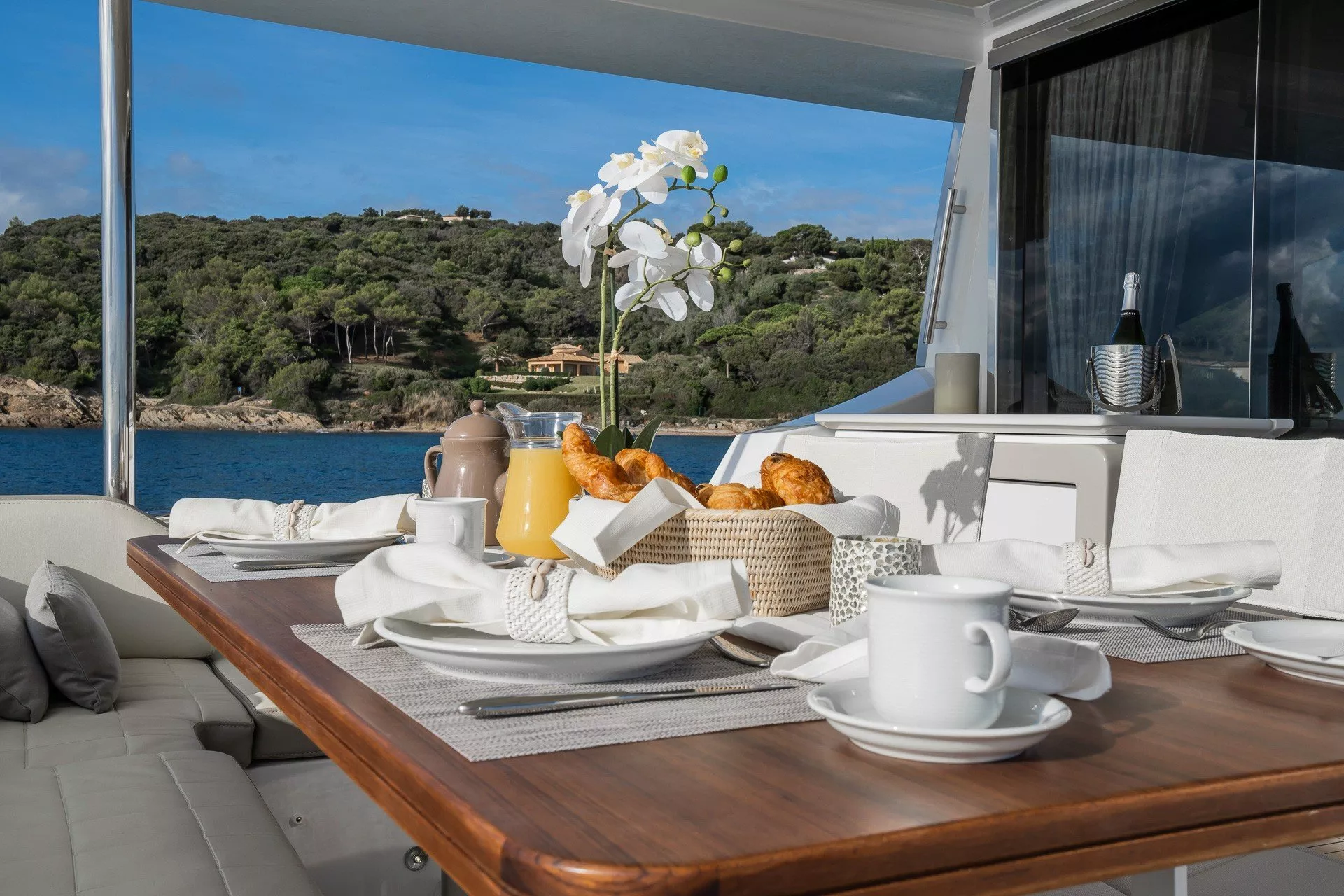 https://dev-api.arconyachts.com/storage/media/21897/conversions/754_3115920477-optimize.webp