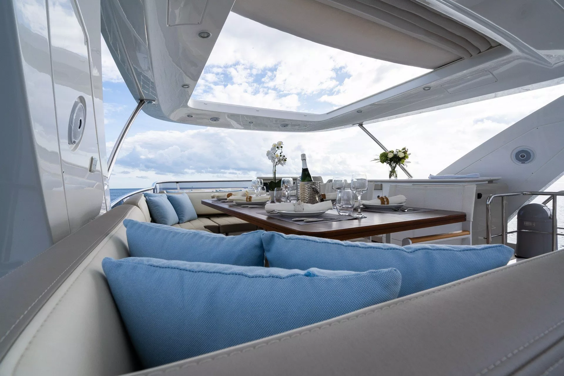 https://dev-api.arconyachts.com/storage/media/21904/conversions/754_6394521761-optimize.webp