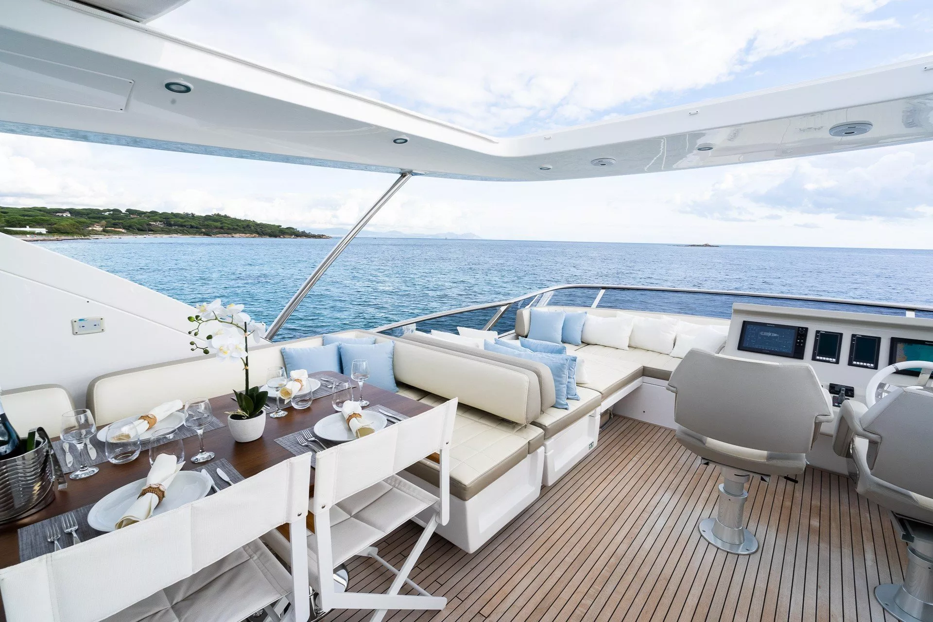 https://dev-api.arconyachts.com/storage/media/21907/conversions/754_8023695276-optimize.webp