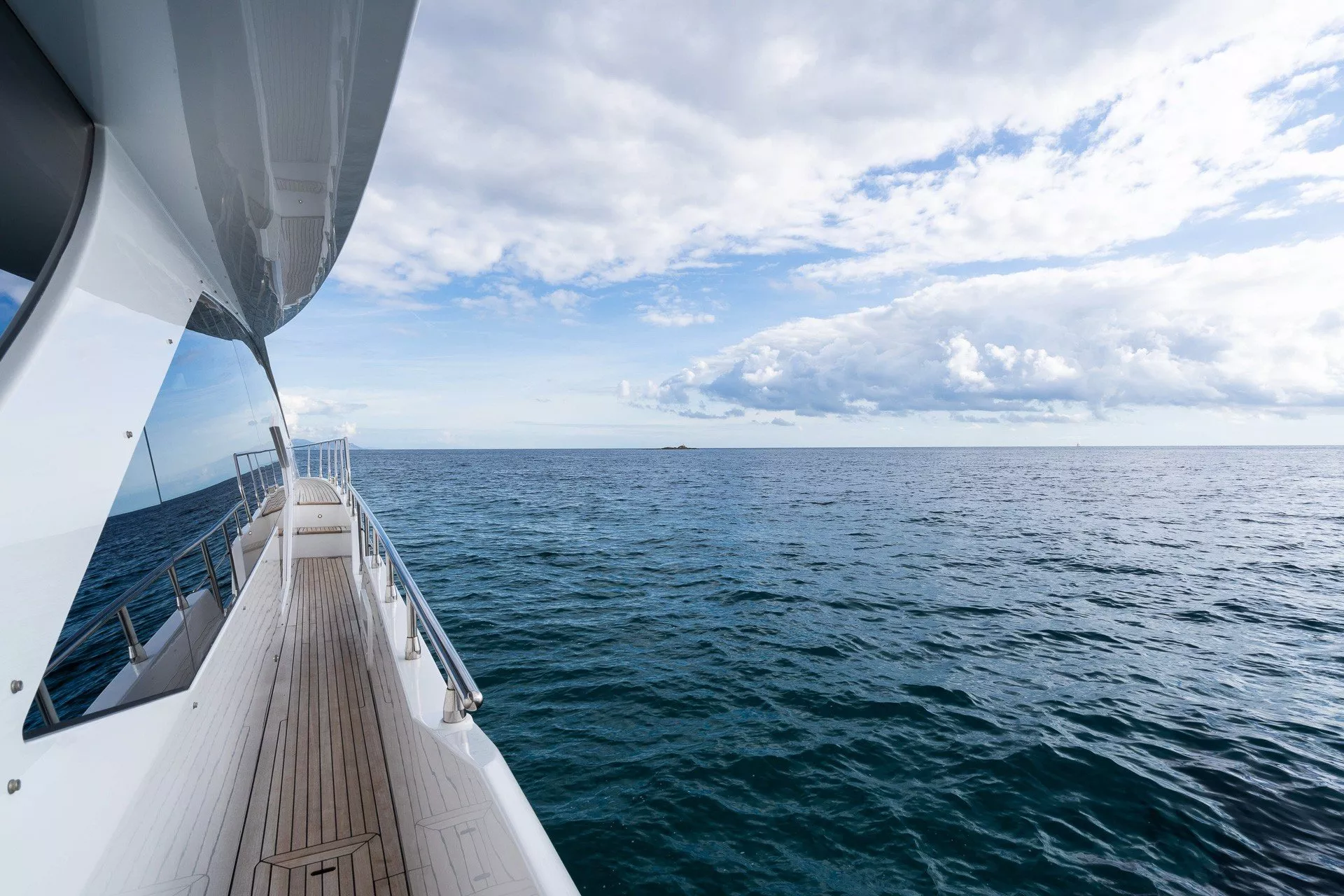https://dev-api.arconyachts.com/storage/media/21911/conversions/754_7441894010-optimize.webp