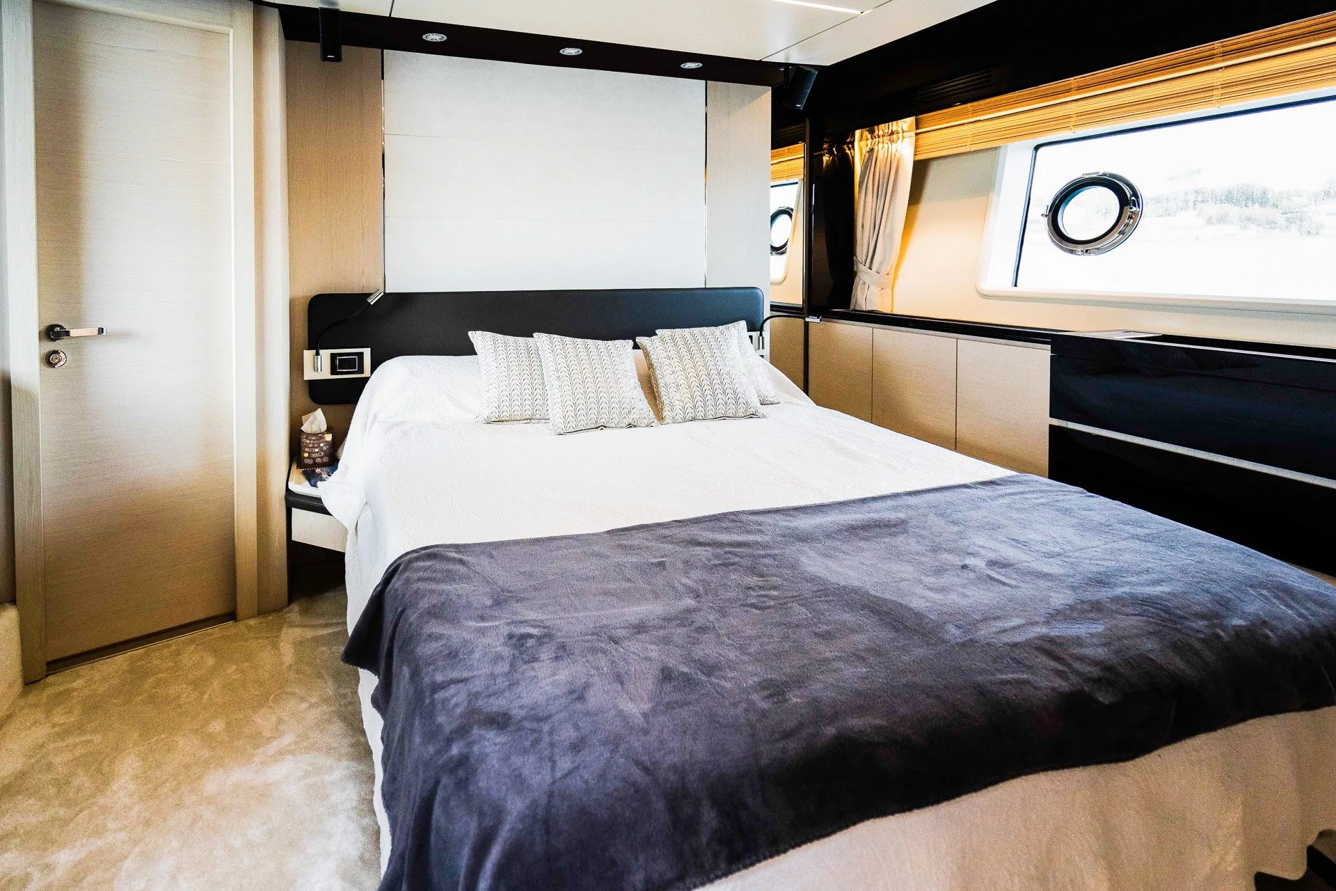 https://dev-api.arconyachts.com/storage/media/21912/conversions/754_1458549436-optimize.webp