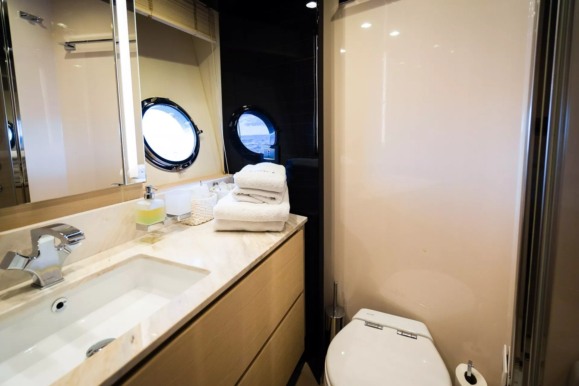 https://dev-api.arconyachts.com/storage/media/21923/conversions/754_7026511095-optimize.webp