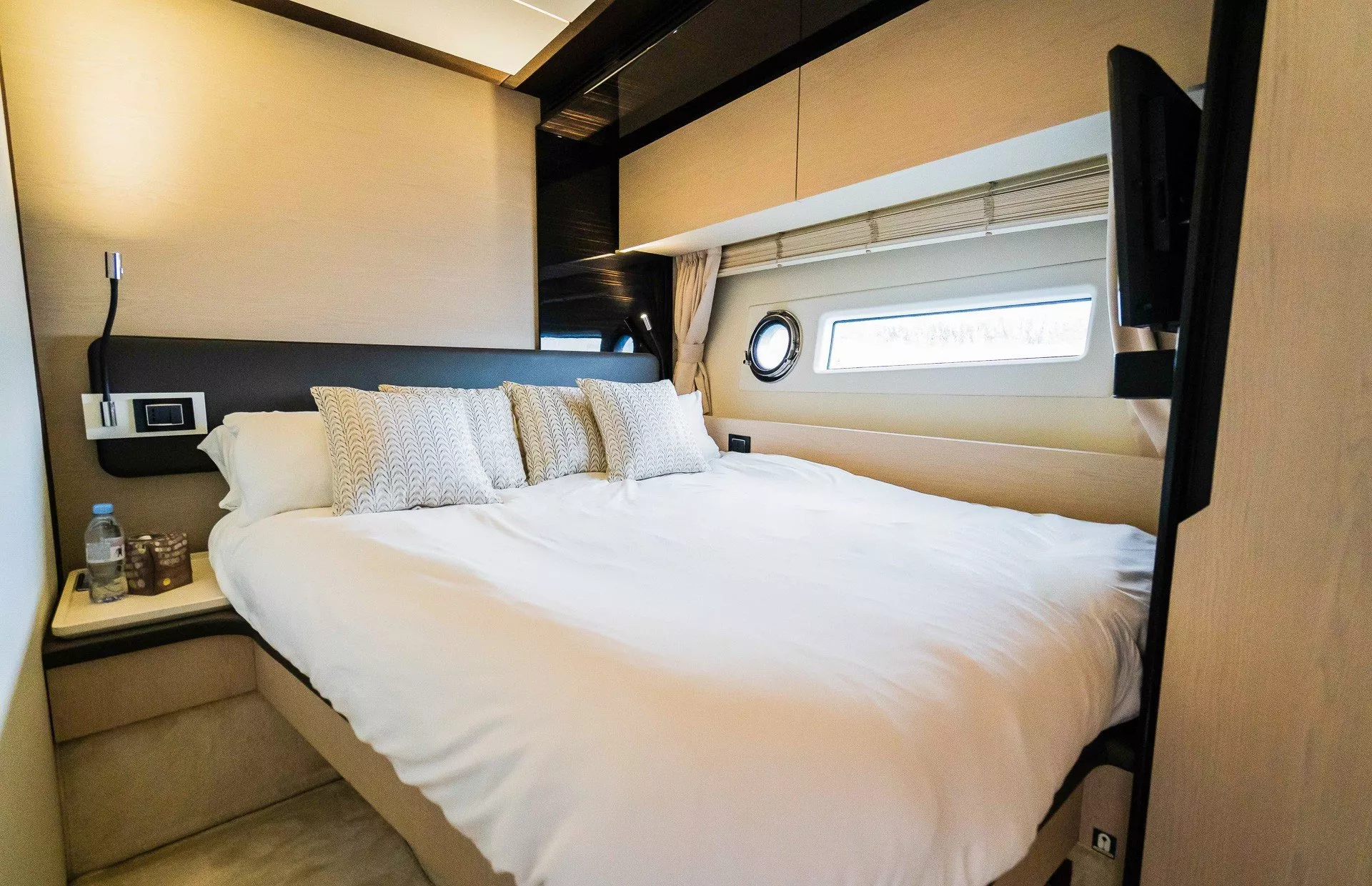 https://dev-api.arconyachts.com/storage/media/21934/conversions/754_3956440823-optimize.webp