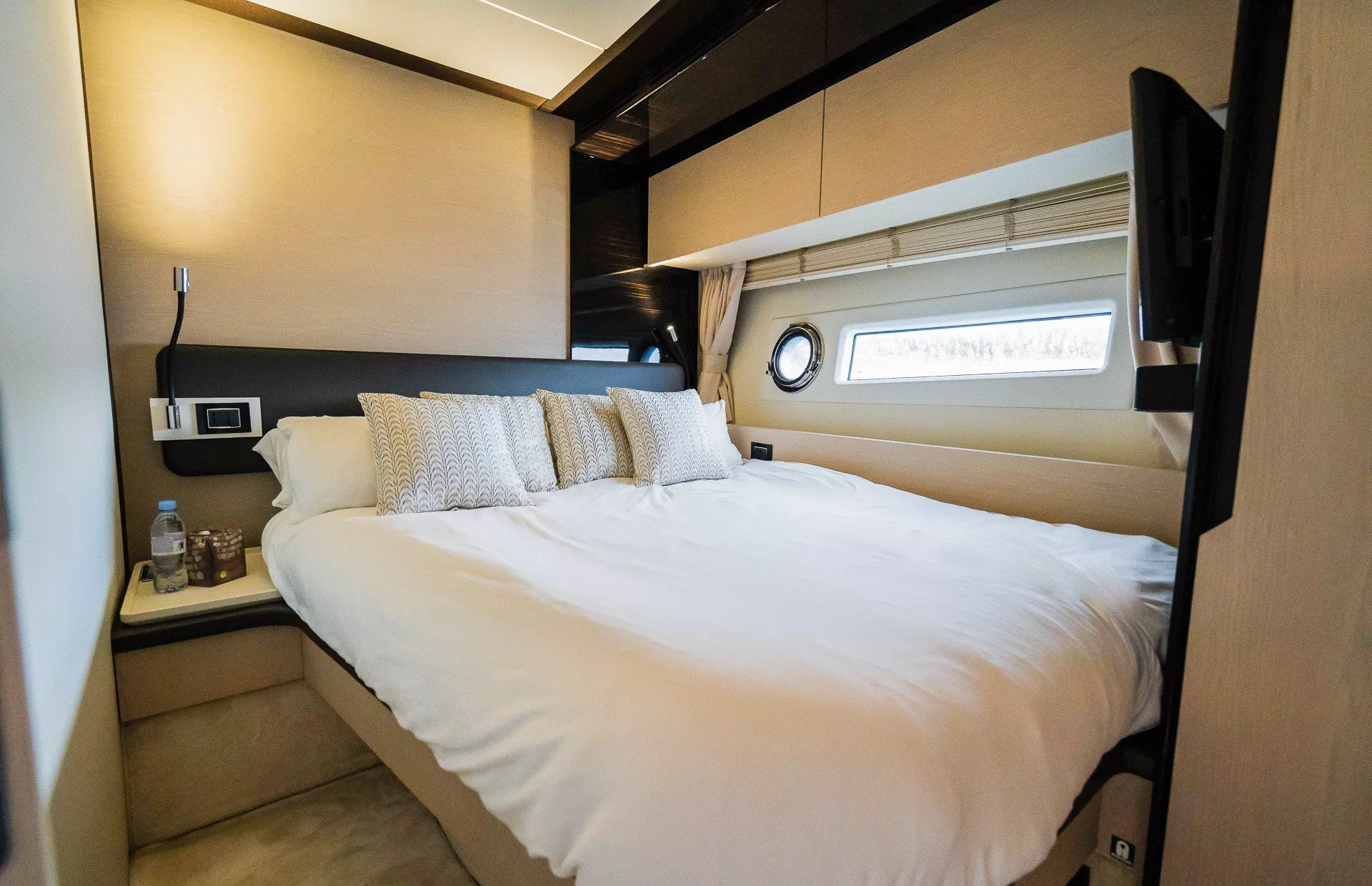 https://dev-api.arconyachts.com/storage/media/21935/conversions/754_7114593518-optimize.webp