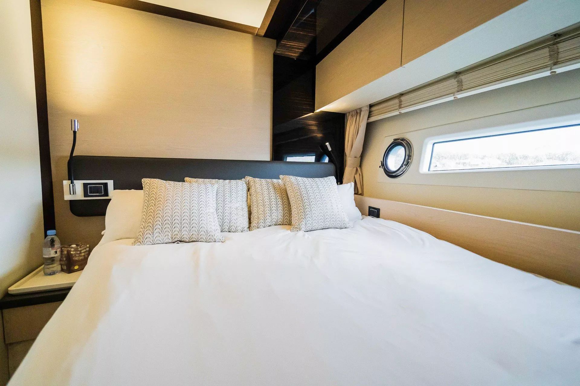 https://dev-api.arconyachts.com/storage/media/21937/conversions/754_9871454571-optimize.webp
