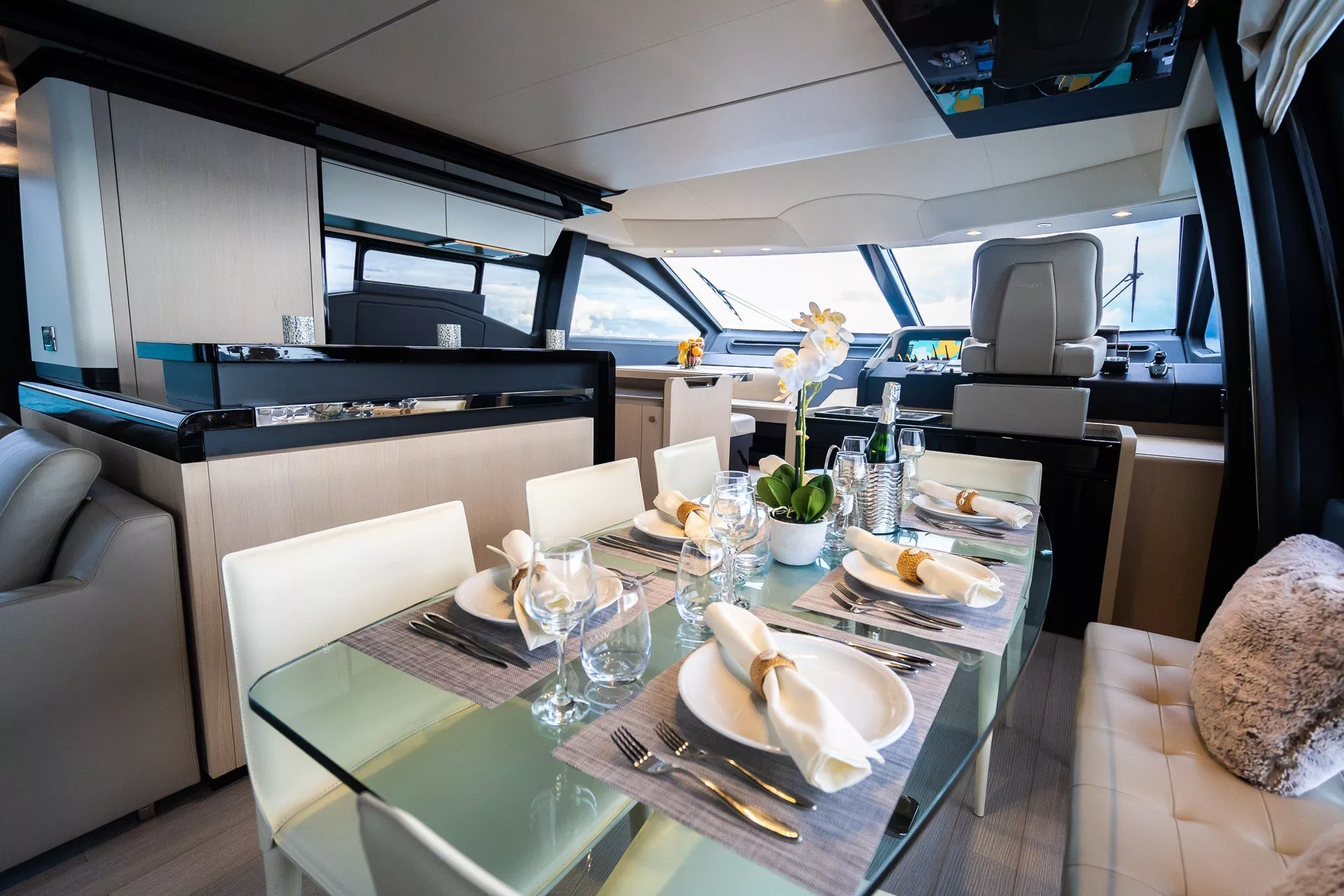 https://dev-api.arconyachts.com/storage/media/21947/conversions/754_1513445834-optimize.webp