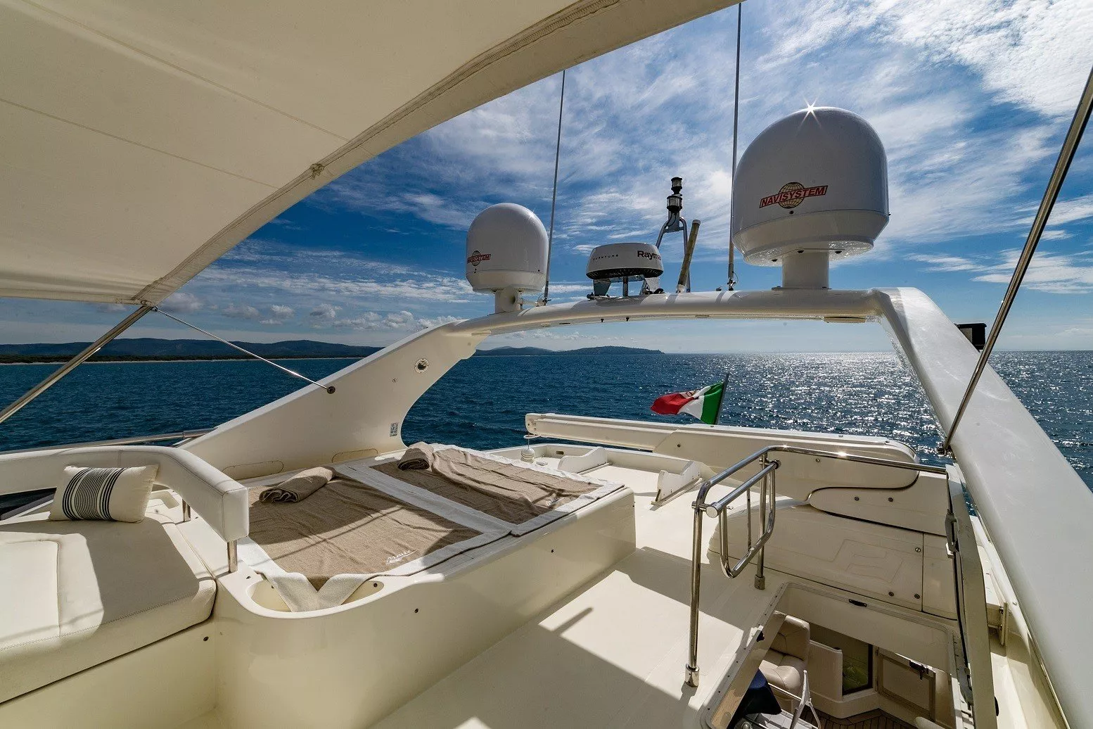 https://dev-api.arconyachts.com/storage/media/22082/conversions/749_3884414991-optimize.webp