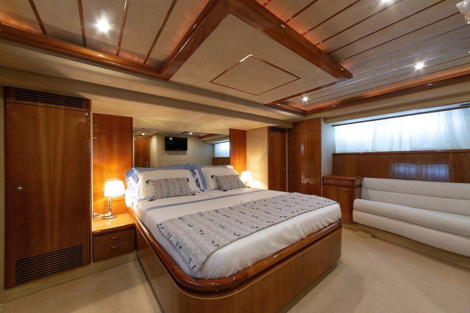 https://dev-api.arconyachts.com/storage/media/22093/conversions/749_8199149214-optimize.webp