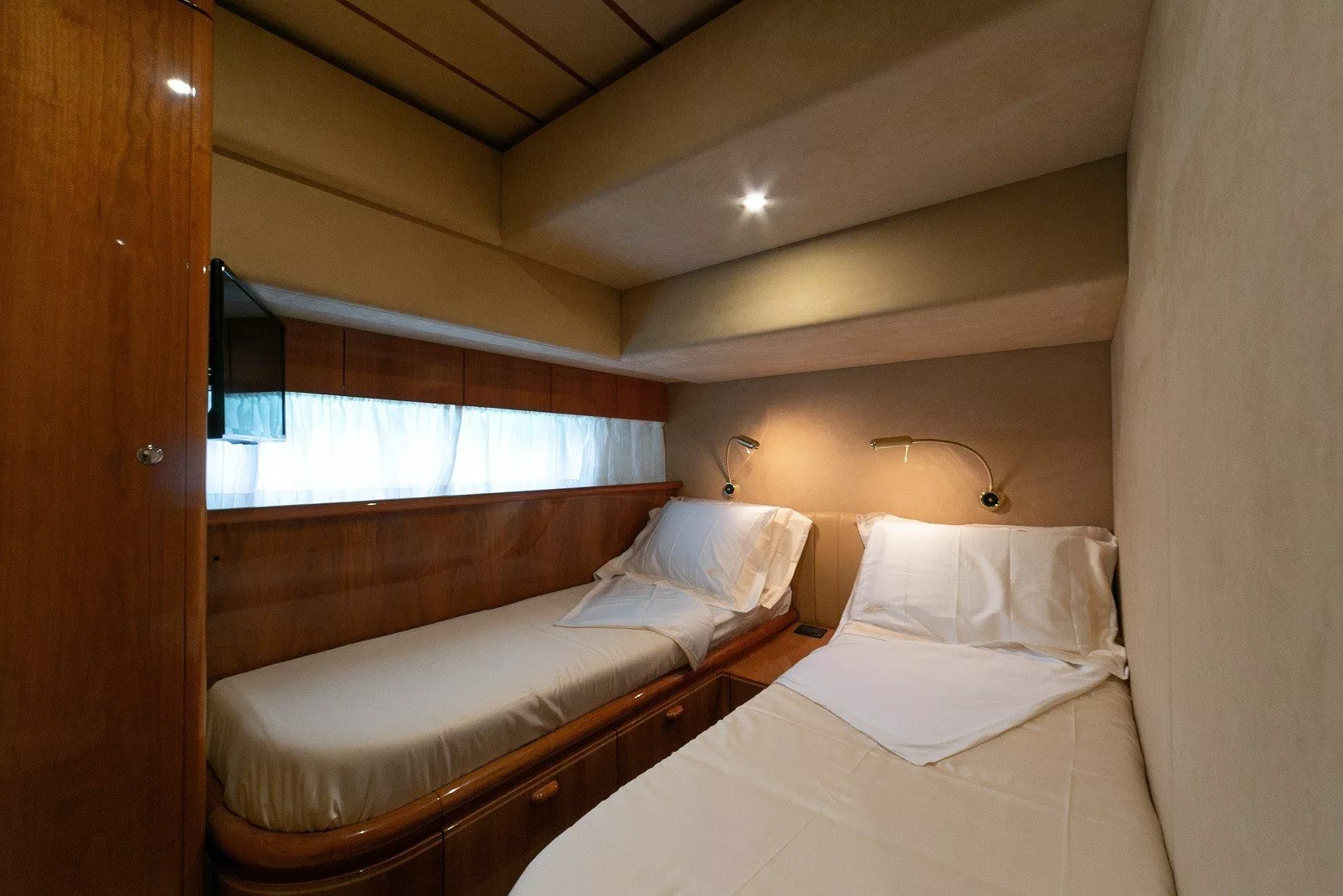 https://dev-api.arconyachts.com/storage/media/22094/conversions/749_6030681669-optimize.webp