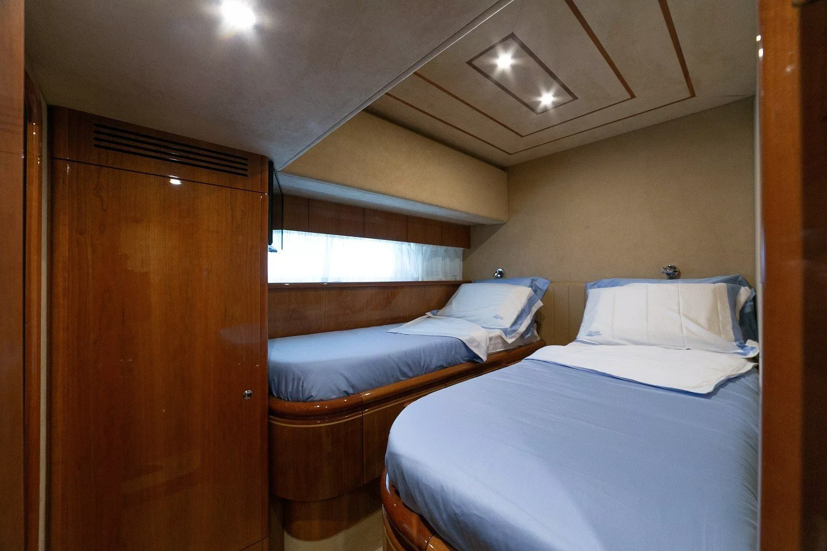 https://dev-api.arconyachts.com/storage/media/22095/conversions/749_4054065136-optimize.webp