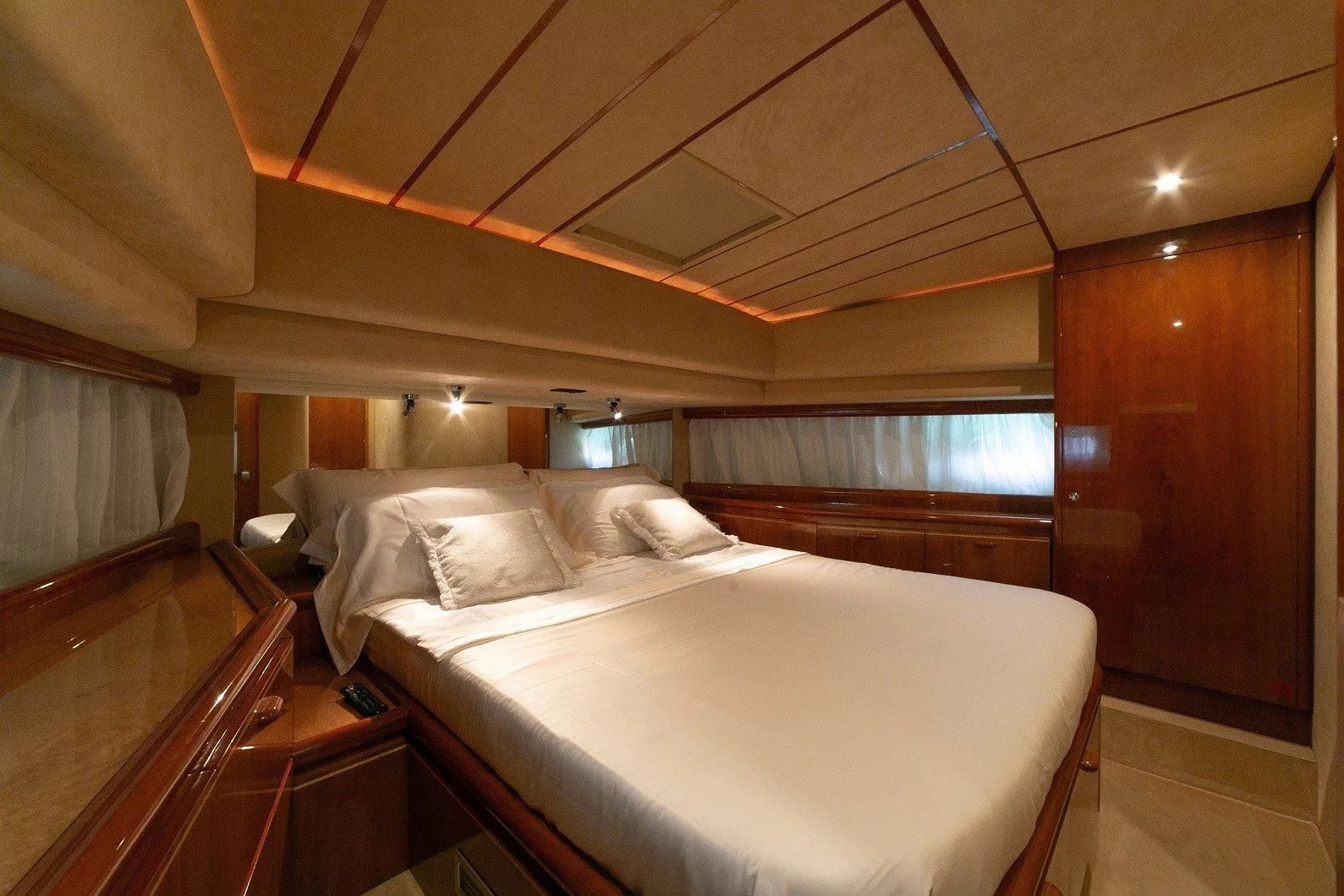 https://dev-api.arconyachts.com/storage/media/22096/conversions/749_9479899563-optimize.webp