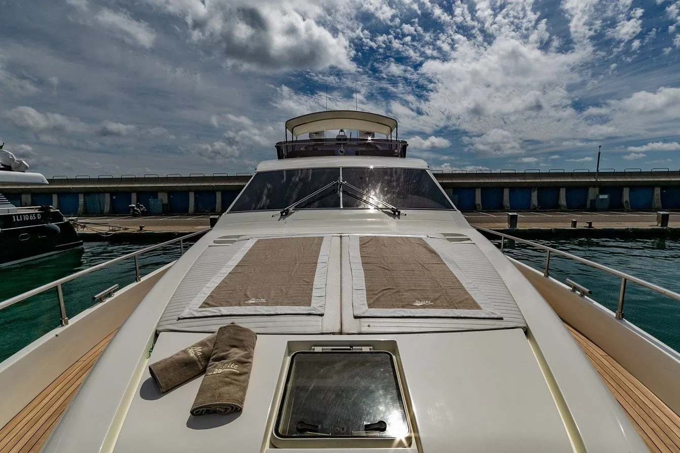 https://dev-api.arconyachts.com/storage/media/22099/conversions/749_3272647600-optimize.webp