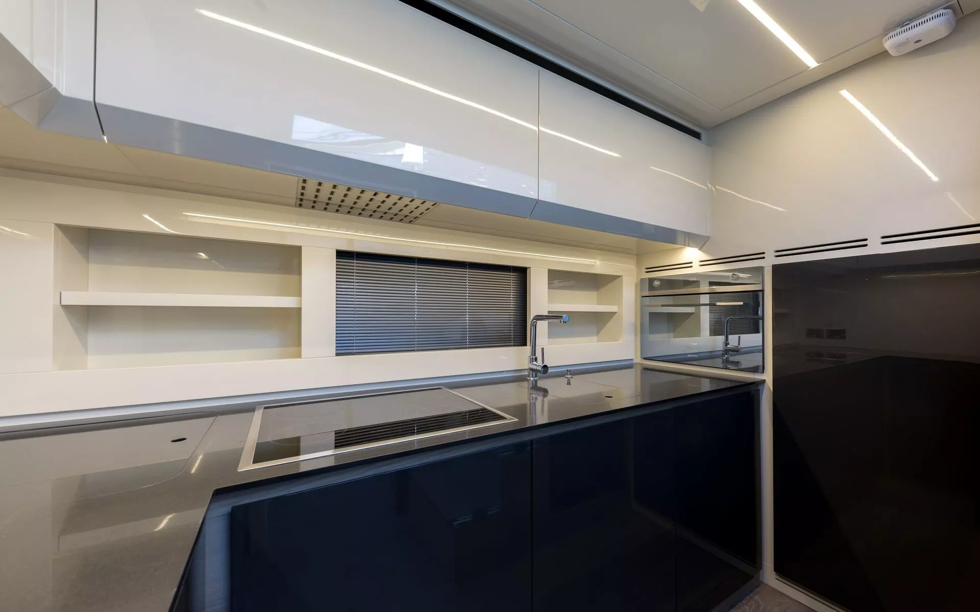 https://dev-api.arconyachts.com/storage/media/22235/conversions/745_3504101128-optimize.webp