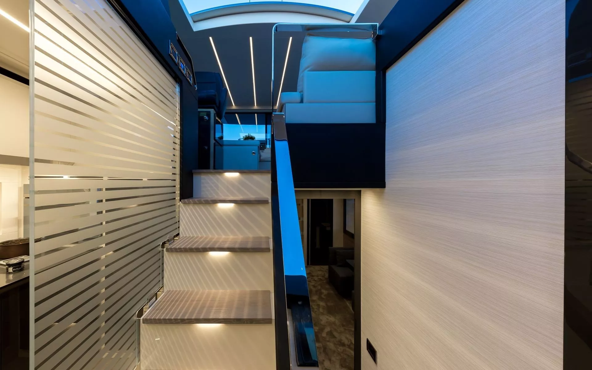 https://dev-api.arconyachts.com/storage/media/22249/conversions/745_3013289309-optimize.webp