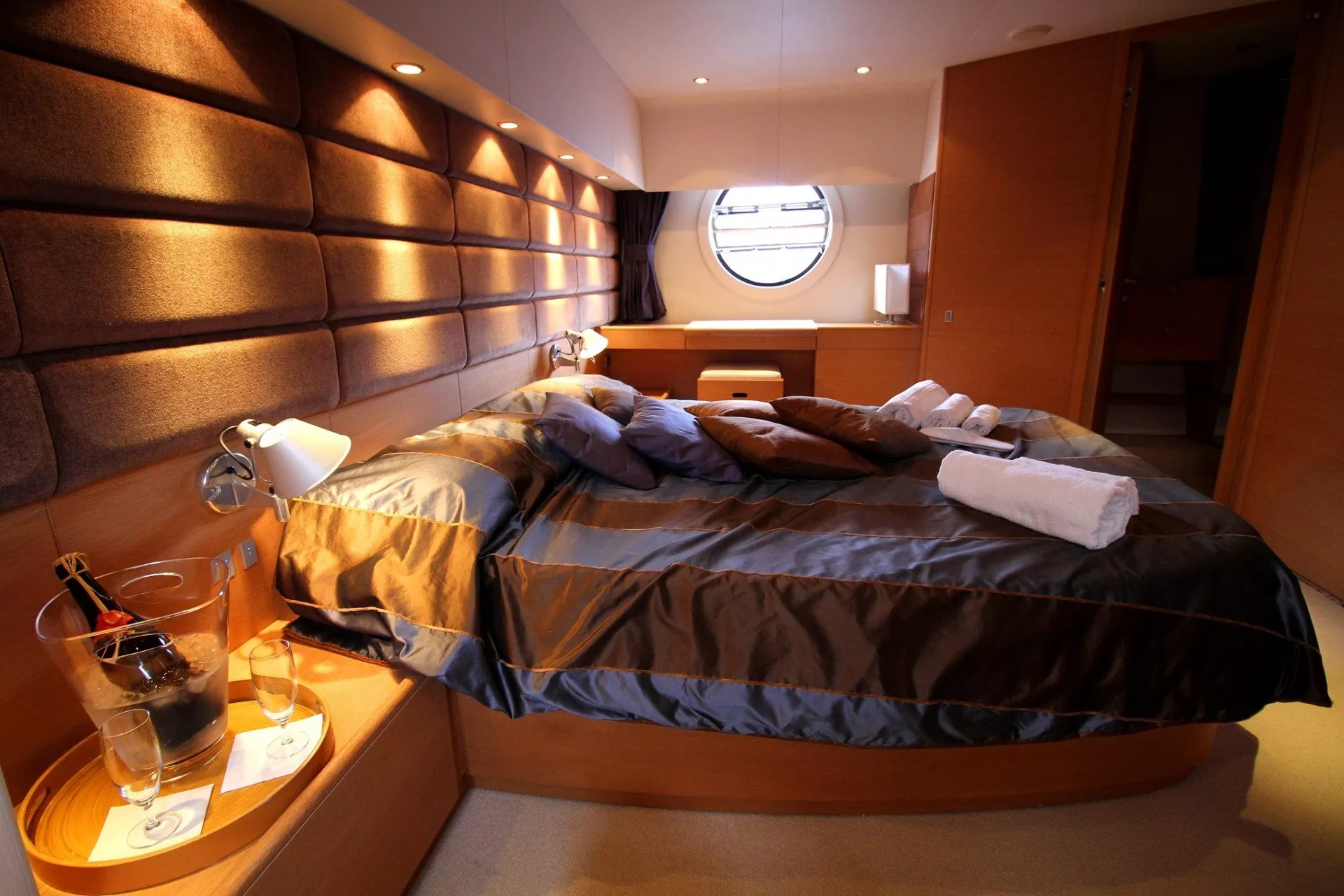 https://dev-api.arconyachts.com/storage/media/22260/conversions/743_6662498932-optimize.webp