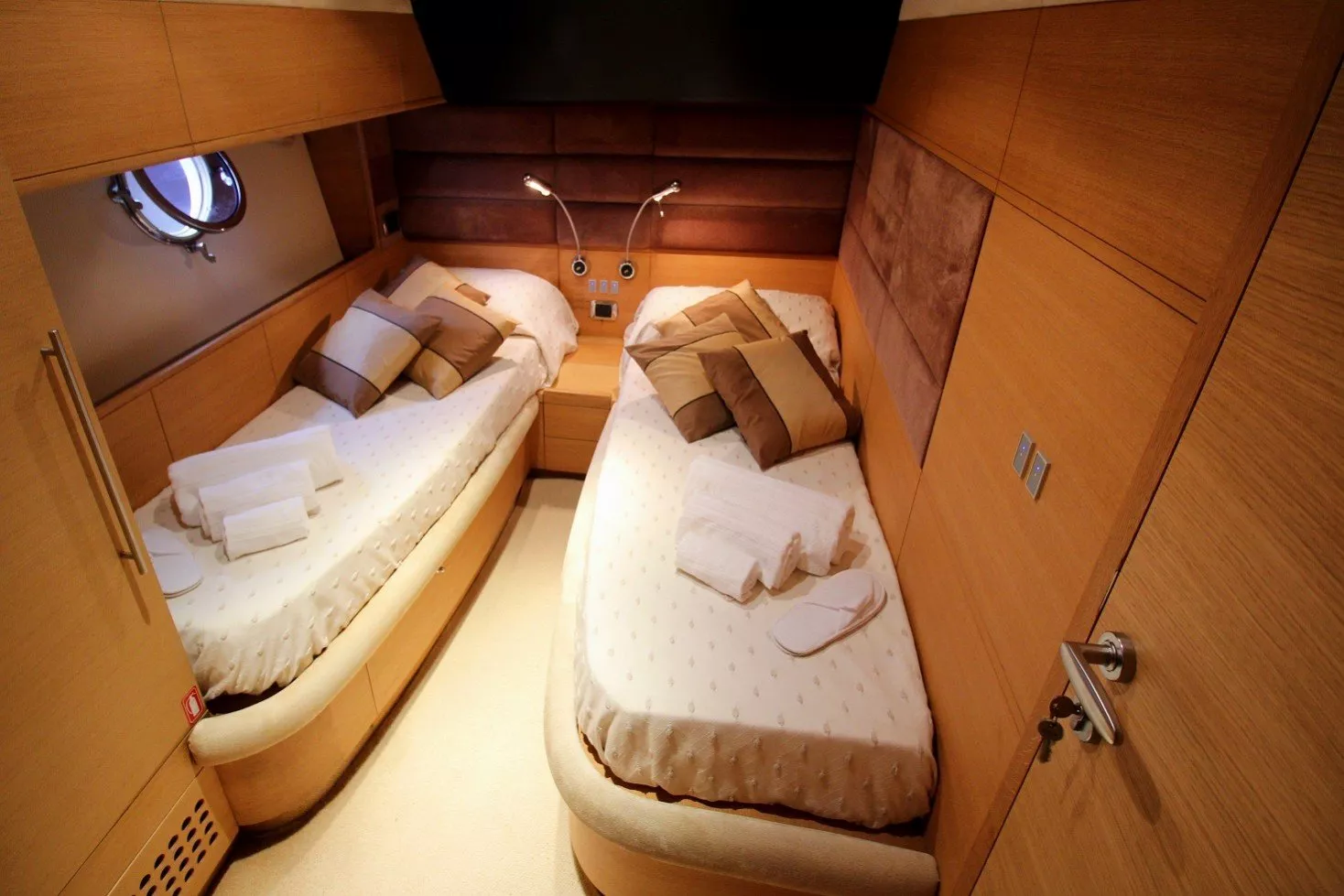 https://dev-api.arconyachts.com/storage/media/22262/conversions/743_5761829915-optimize.webp