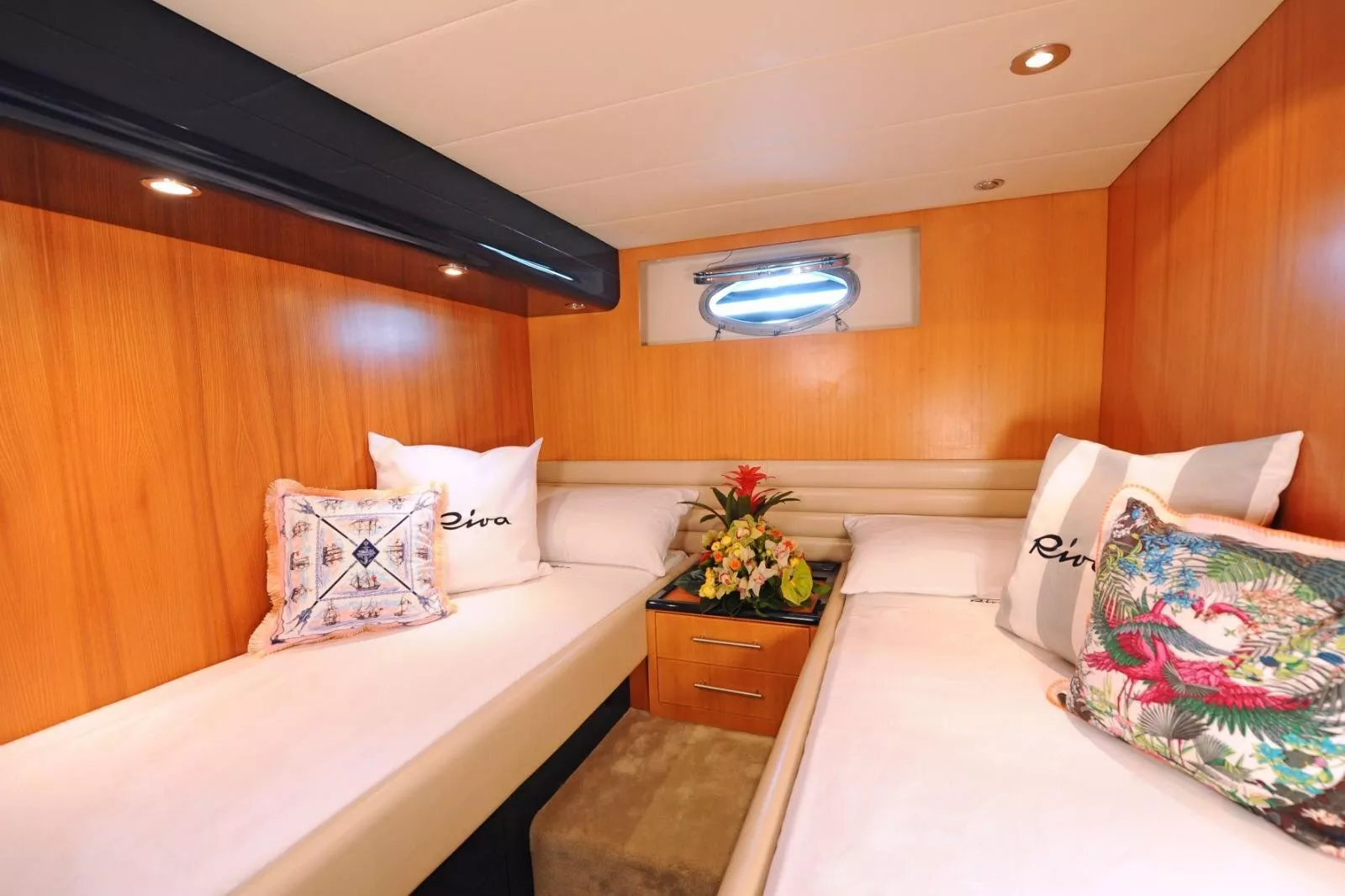 https://dev-api.arconyachts.com/storage/media/22272/conversions/742_2975623649-optimize.webp