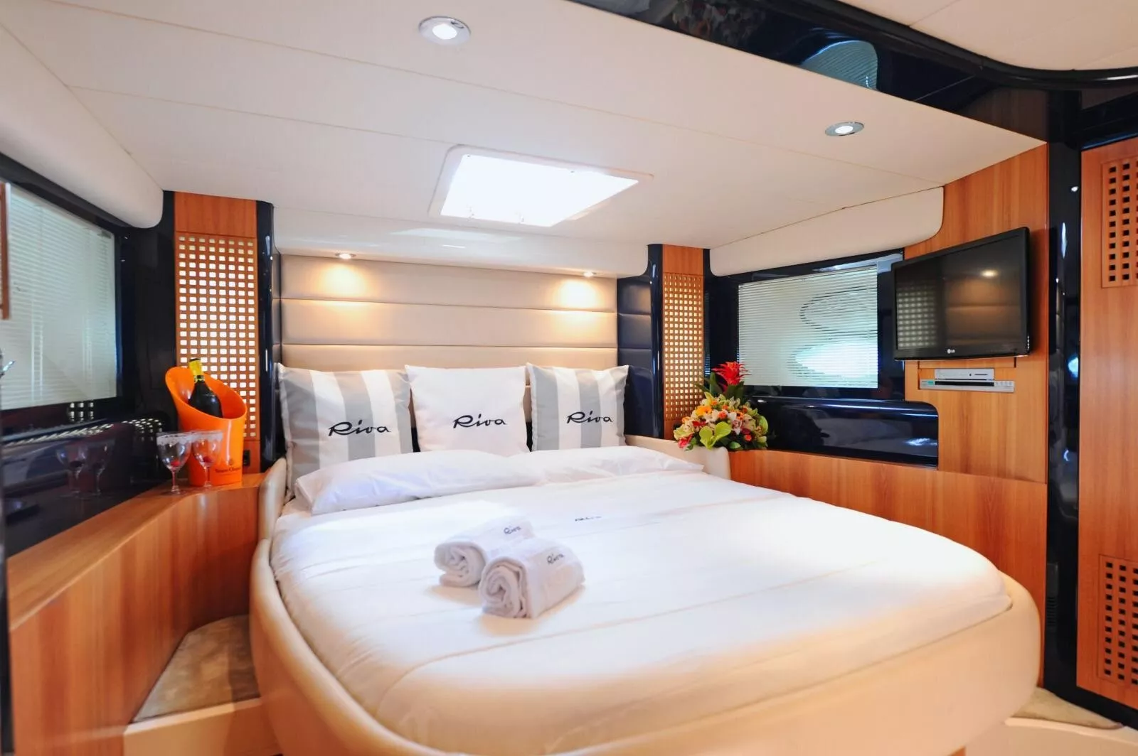 https://dev-api.arconyachts.com/storage/media/22275/conversions/742_7200001996-optimize.webp