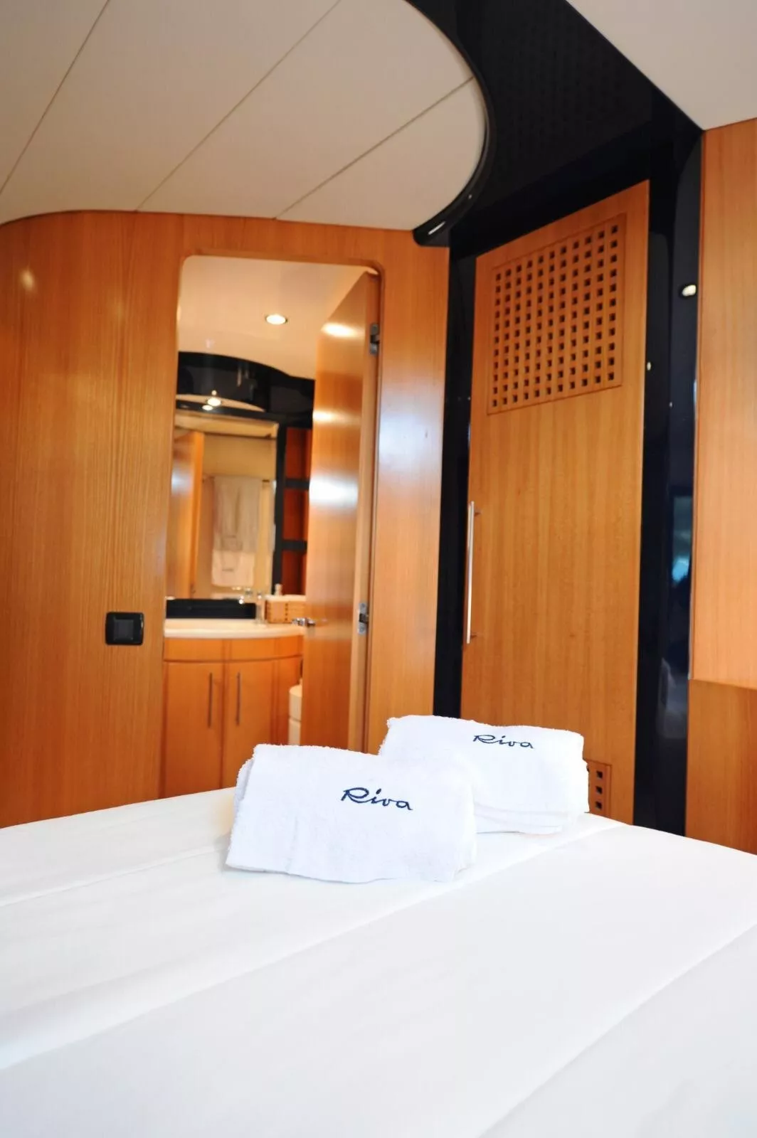 https://dev-api.arconyachts.com/storage/media/22278/conversions/742_4093341258-optimize.webp