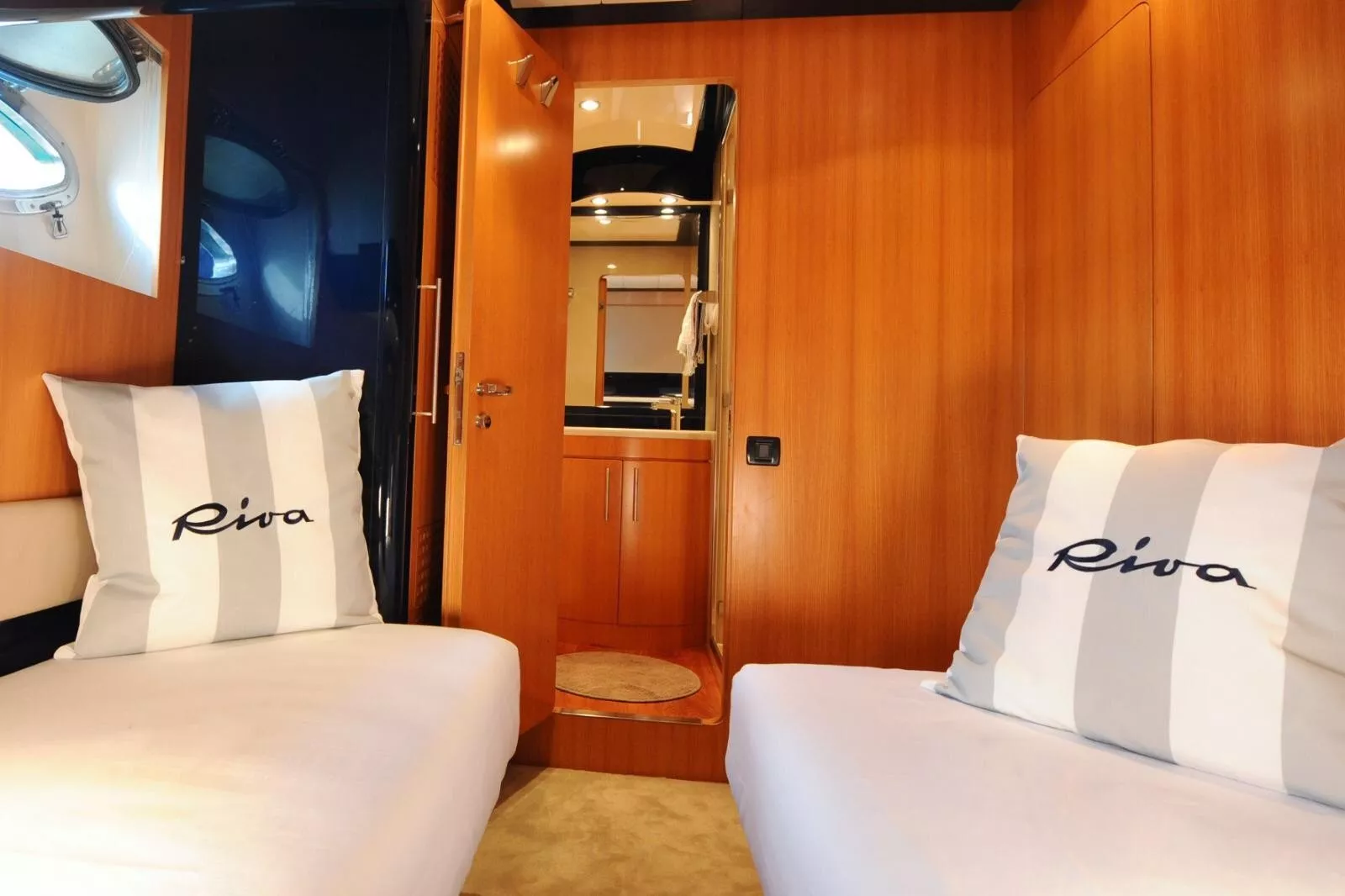 https://dev-api.arconyachts.com/storage/media/22280/conversions/742_2762361212-optimize.webp