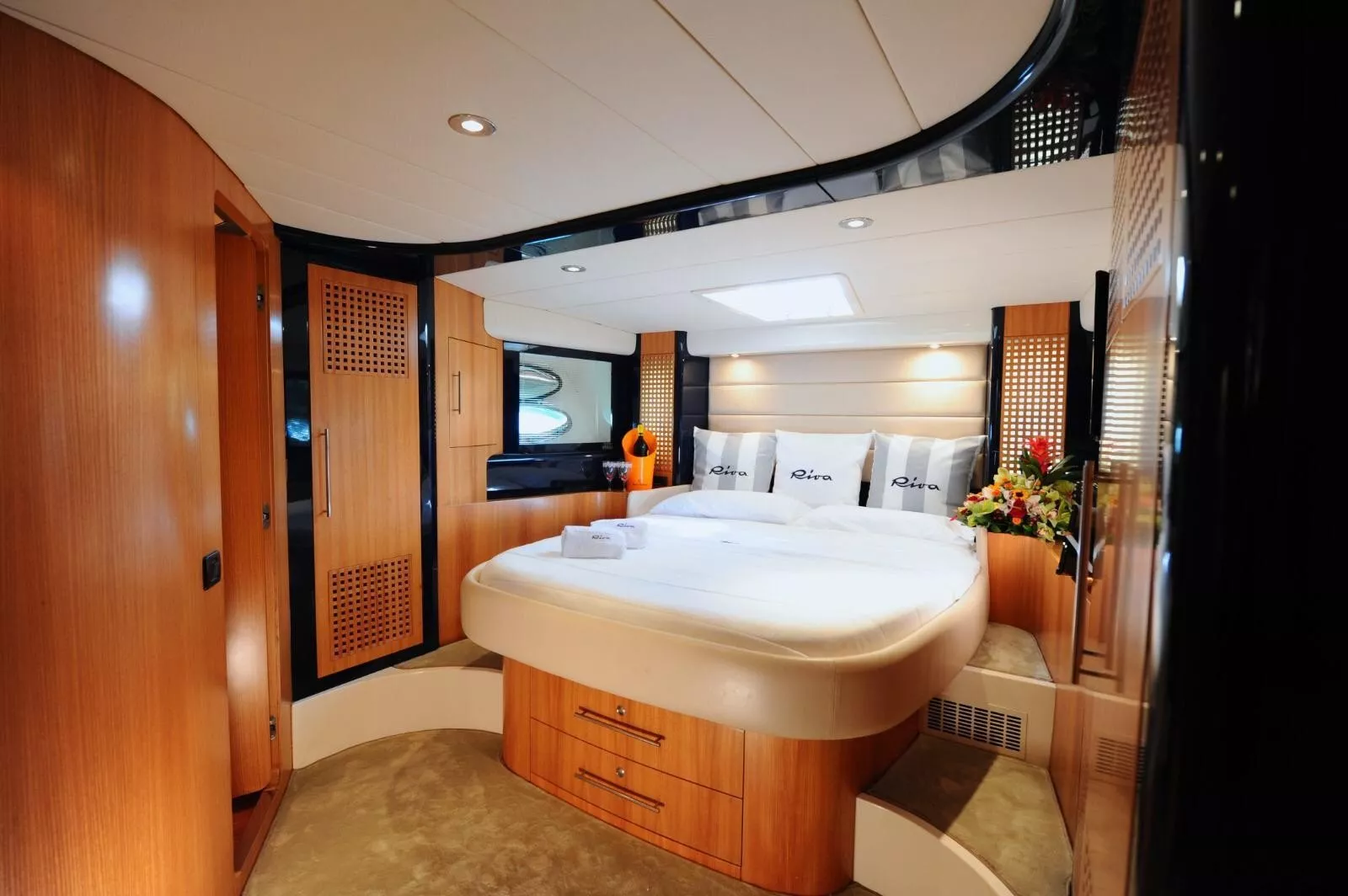 https://dev-api.arconyachts.com/storage/media/22281/conversions/742_7158438667-optimize.webp