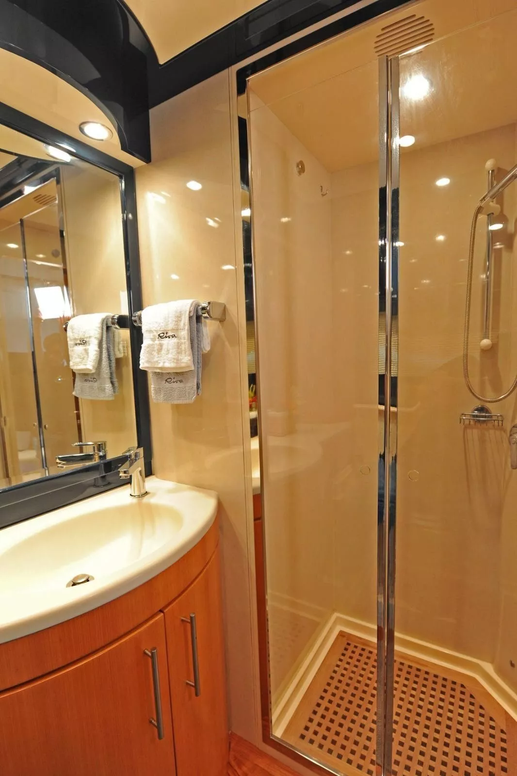 https://dev-api.arconyachts.com/storage/media/22283/conversions/742_0684085572-optimize.webp