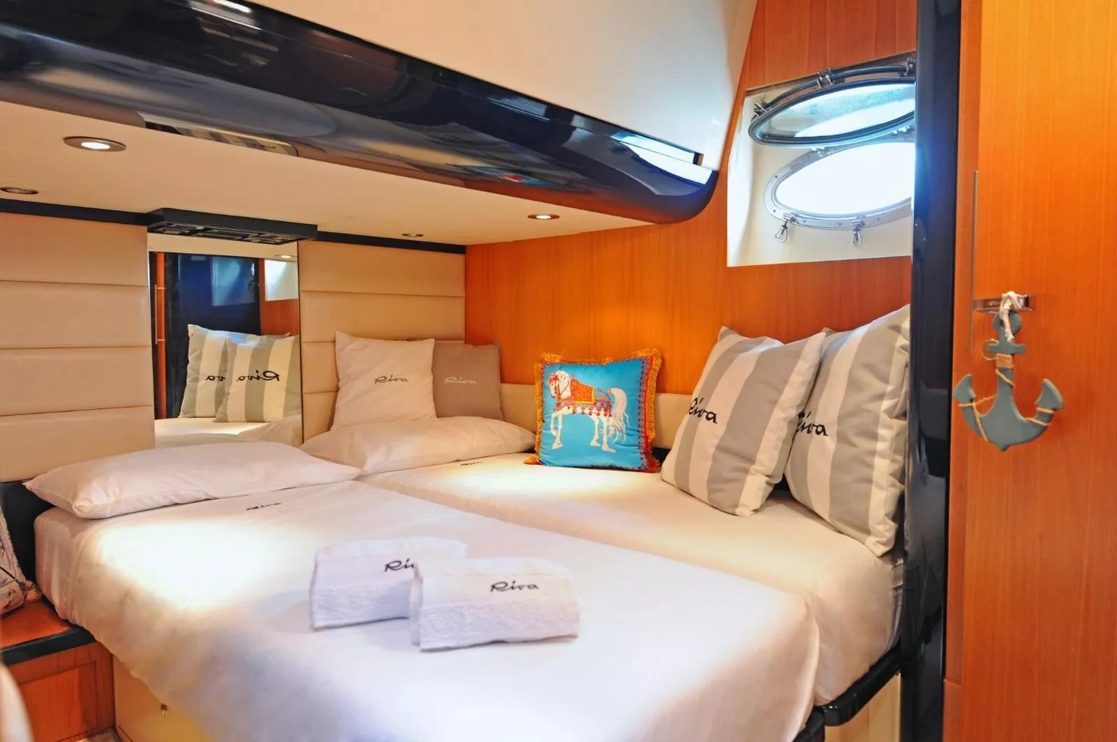 https://dev-api.arconyachts.com/storage/media/22287/conversions/742_5190301831-optimize.webp