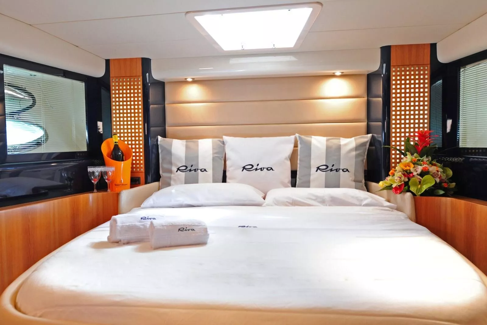 https://dev-api.arconyachts.com/storage/media/22288/conversions/742_9056356407-optimize.webp