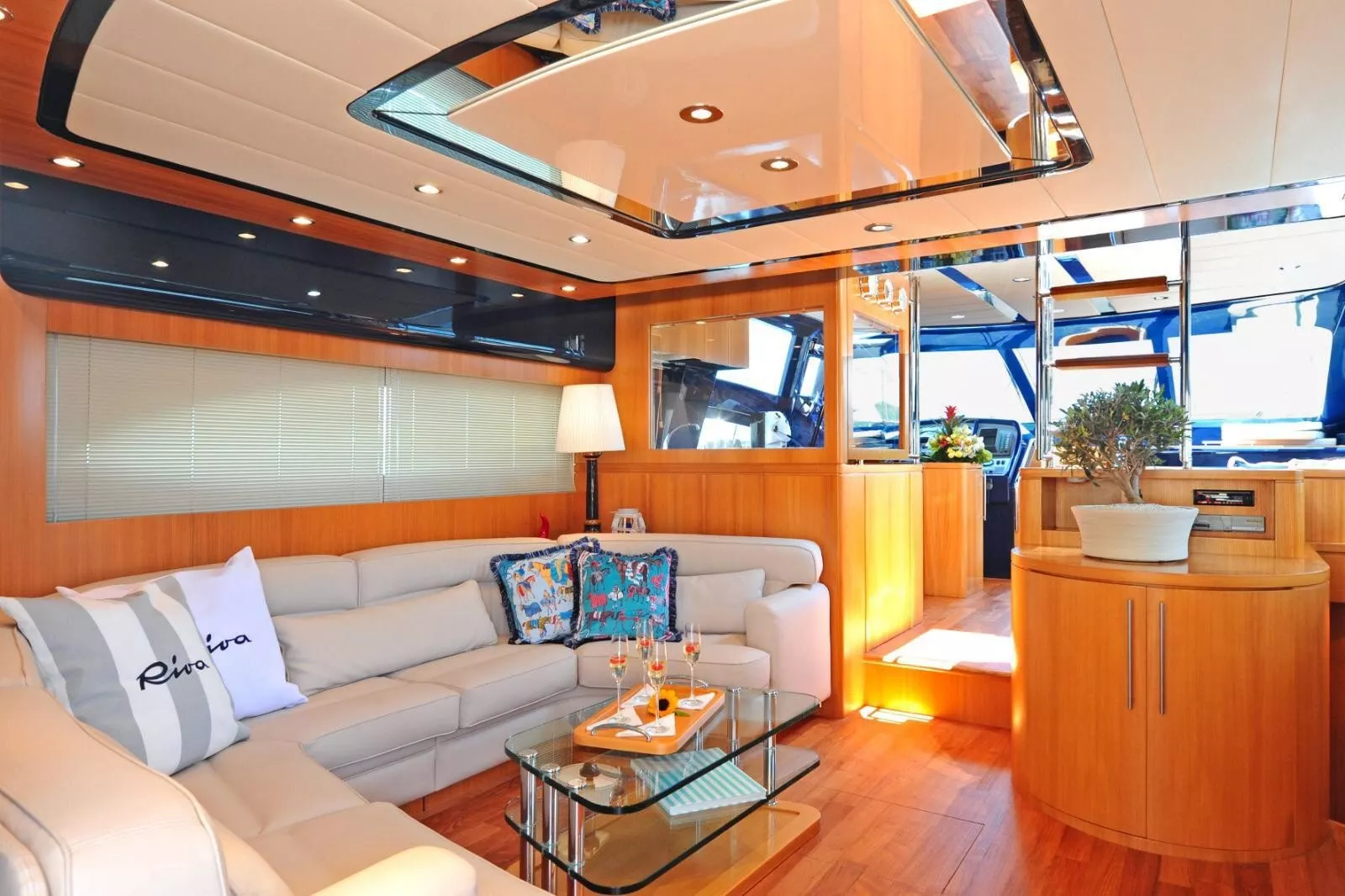 https://dev-api.arconyachts.com/storage/media/22289/conversions/742_5780997096-optimize.webp