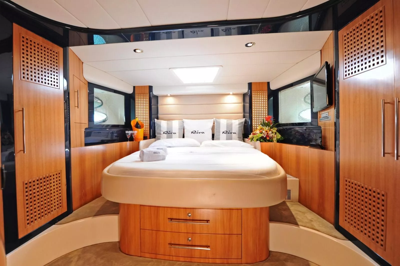 https://dev-api.arconyachts.com/storage/media/22292/conversions/742_3213345556-optimize.webp