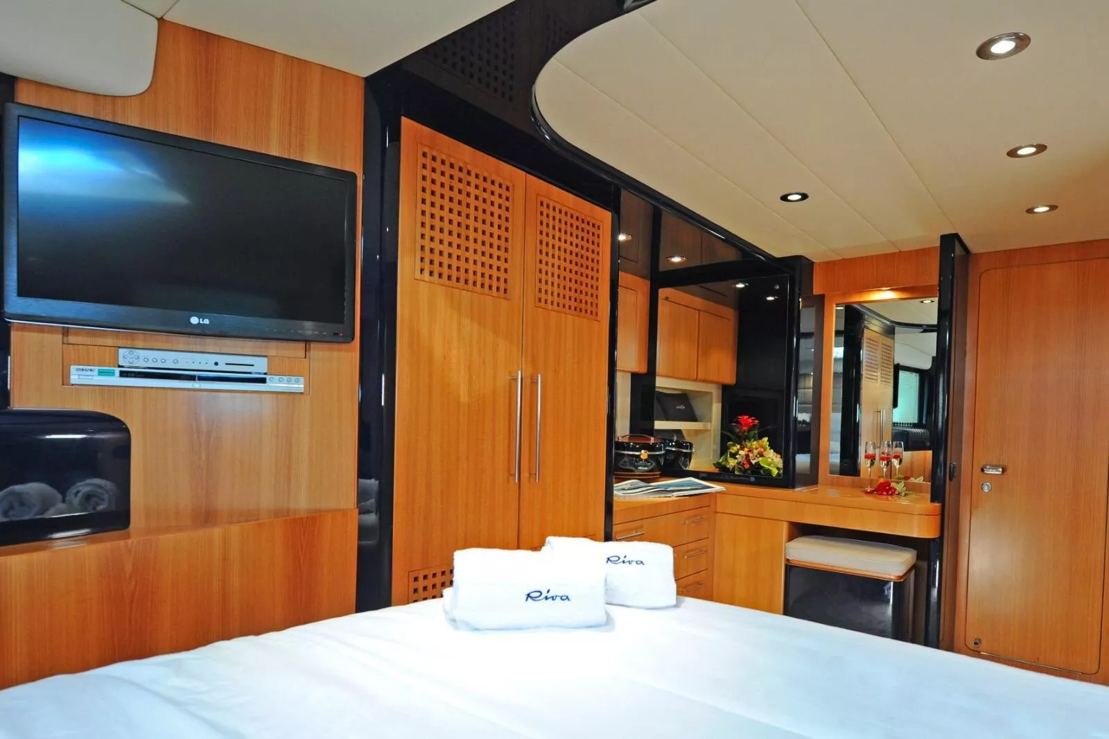 https://dev-api.arconyachts.com/storage/media/22293/conversions/742_2827784895-optimize.webp
