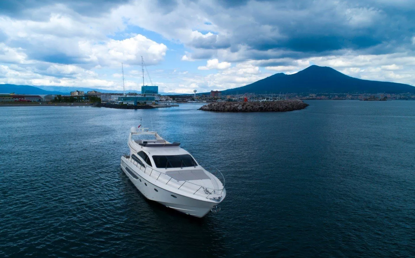 https://dev-api.arconyachts.com/storage/media/22300/conversions/742_5987819773-optimize.webp
