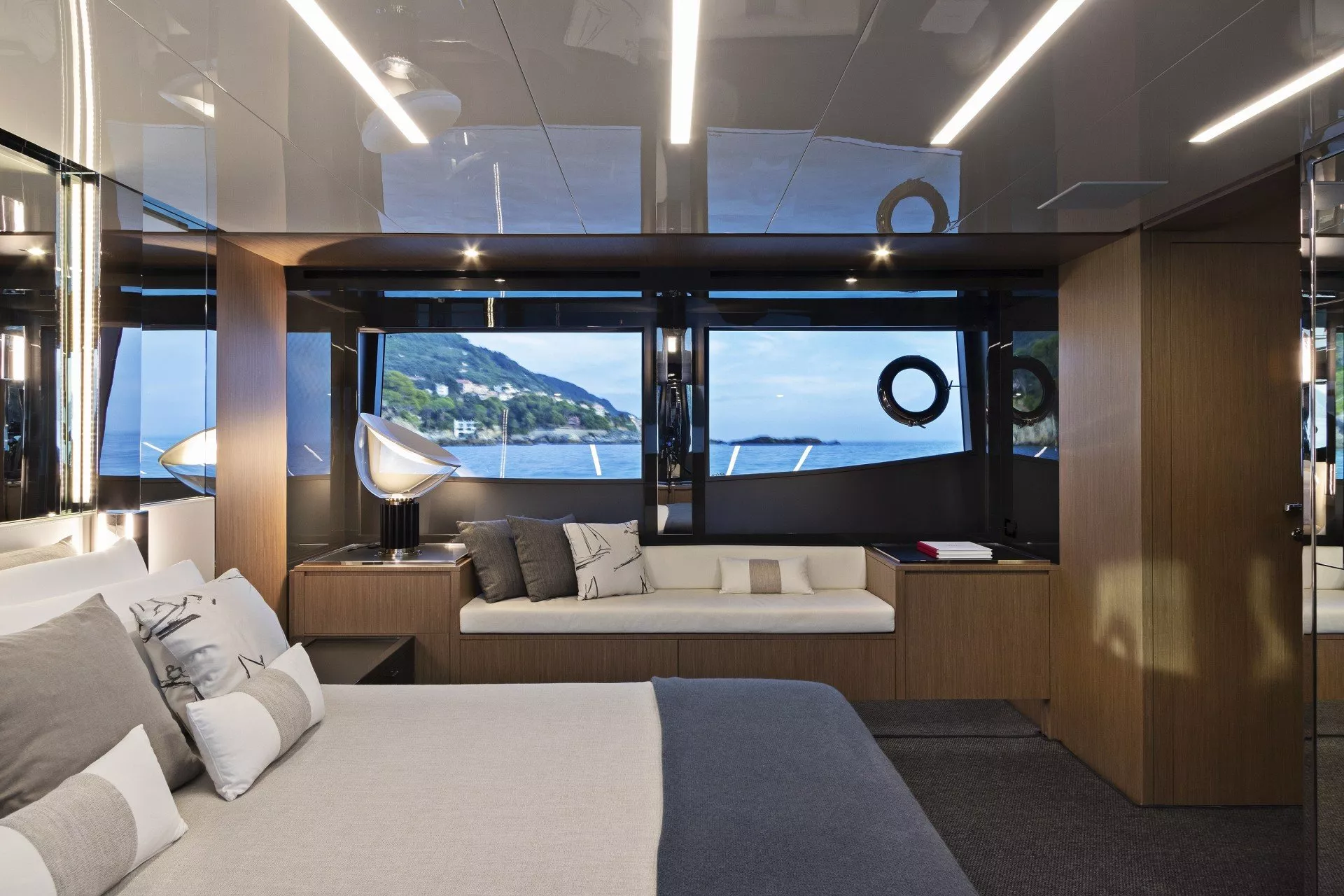 https://dev-api.arconyachts.com/storage/media/22350/conversions/740_6735319085-optimize.webp