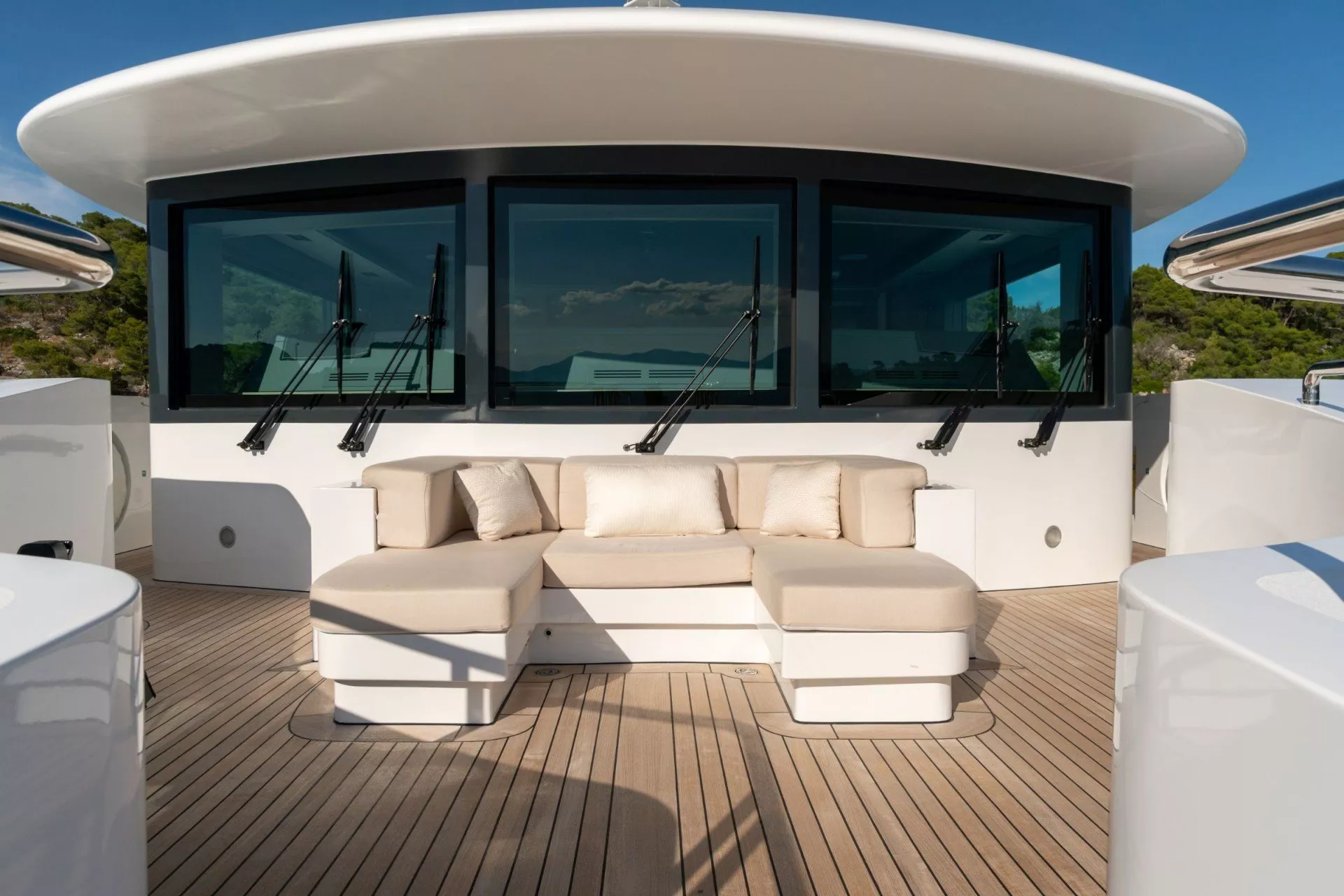 https://dev-api.arconyachts.com/storage/media/22479/conversions/736_5427519525-optimize.webp