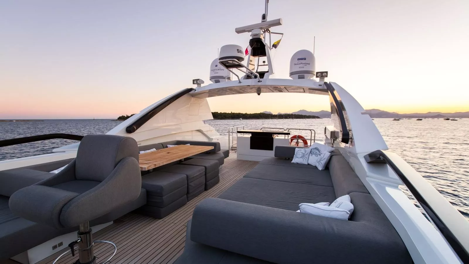 https://dev-api.arconyachts.com/storage/media/22765/conversions/732_1080500653-optimize.webp