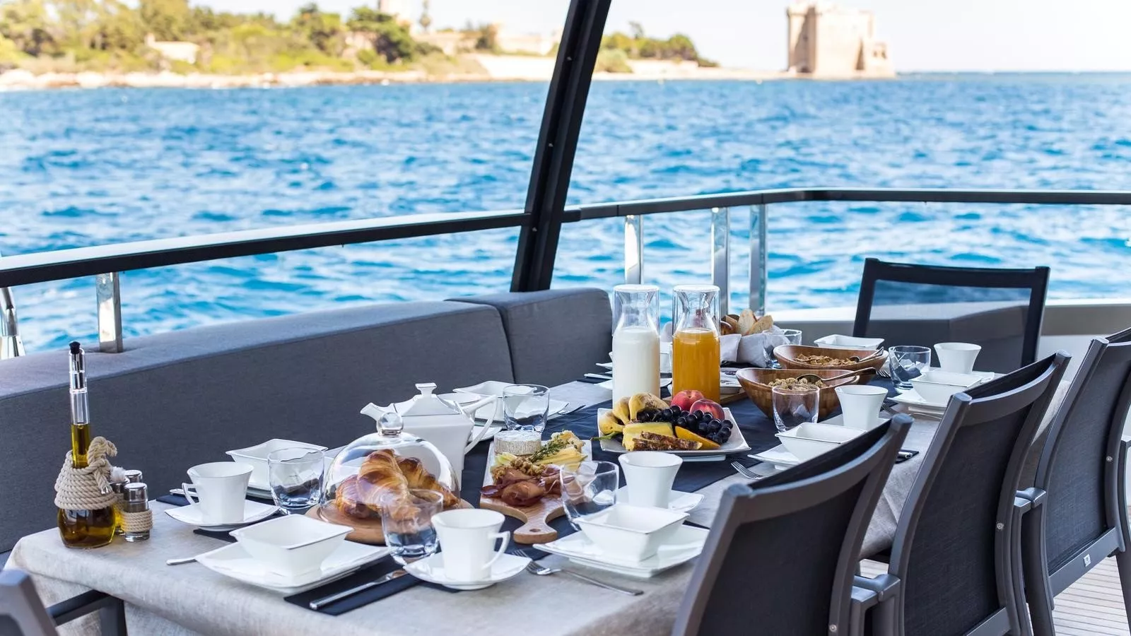 https://dev-api.arconyachts.com/storage/media/22767/conversions/732_0145461728-optimize.webp