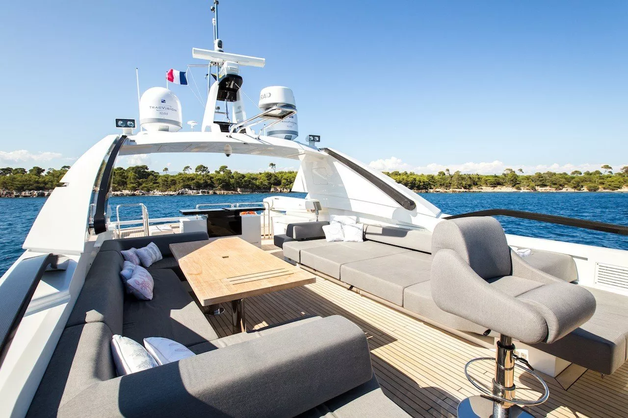 https://dev-api.arconyachts.com/storage/media/22768/conversions/732_5123854249-optimize.webp