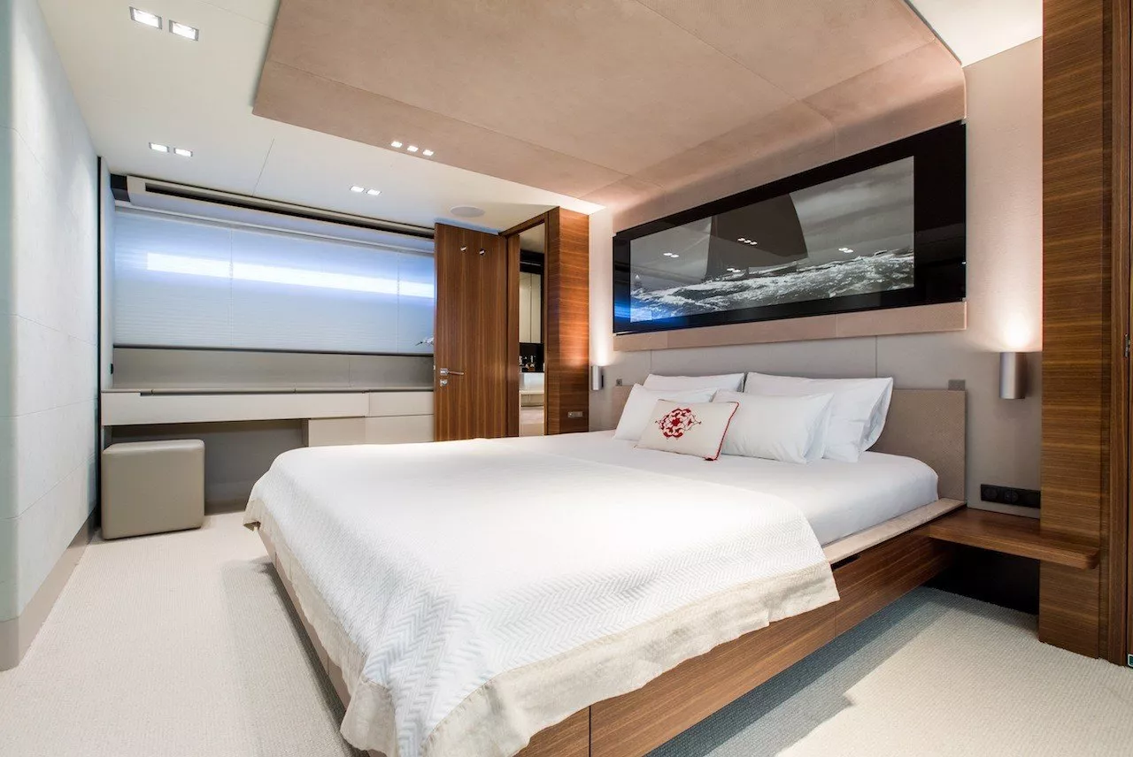 https://dev-api.arconyachts.com/storage/media/22779/conversions/732_1970943321-optimize.webp