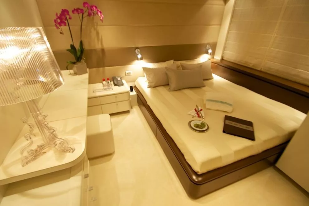 https://dev-api.arconyachts.com/storage/media/22785/conversions/731_6291210280-optimize.webp