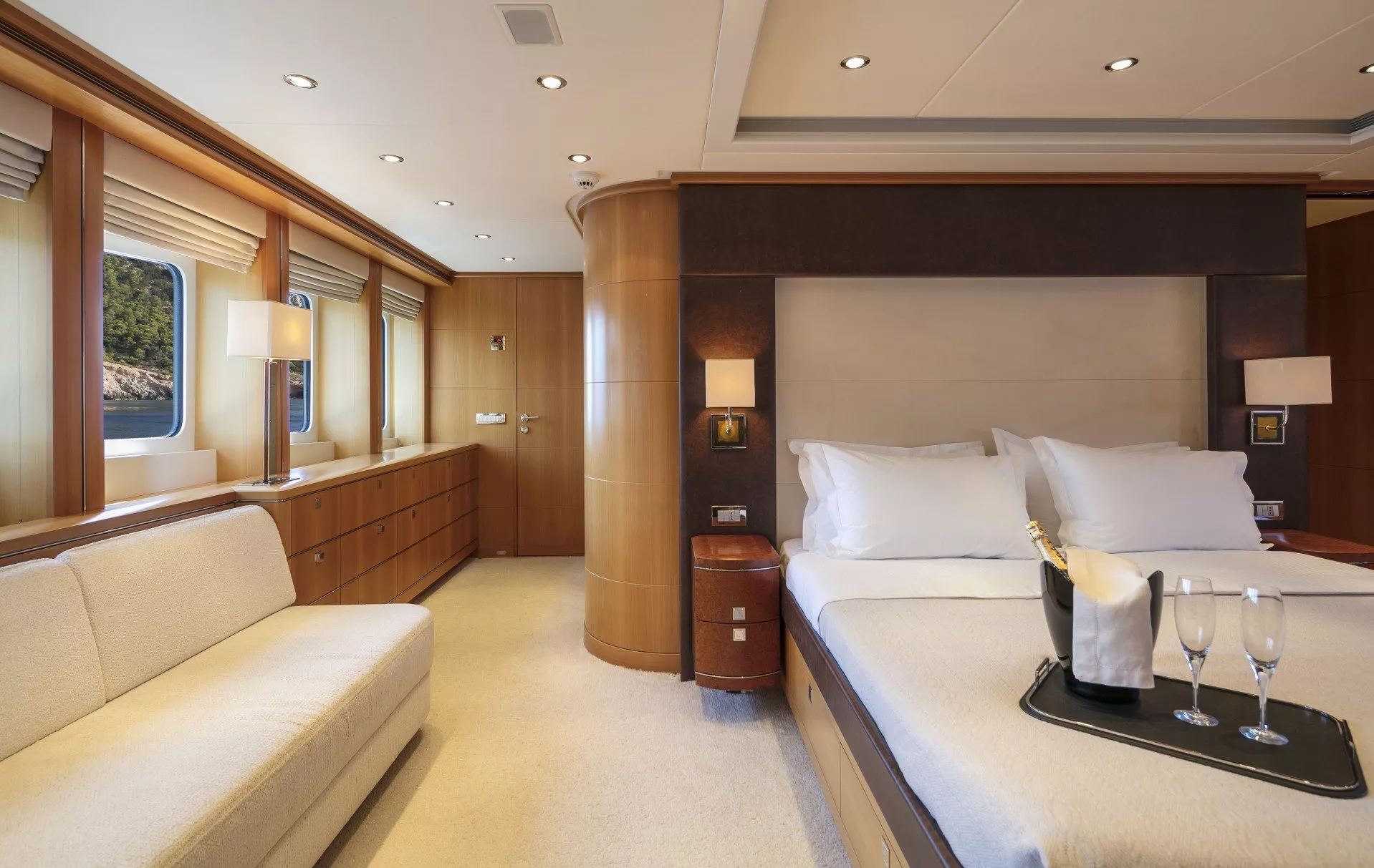 https://dev-api.arconyachts.com/storage/media/22808/conversions/729_9209769282-optimize.webp