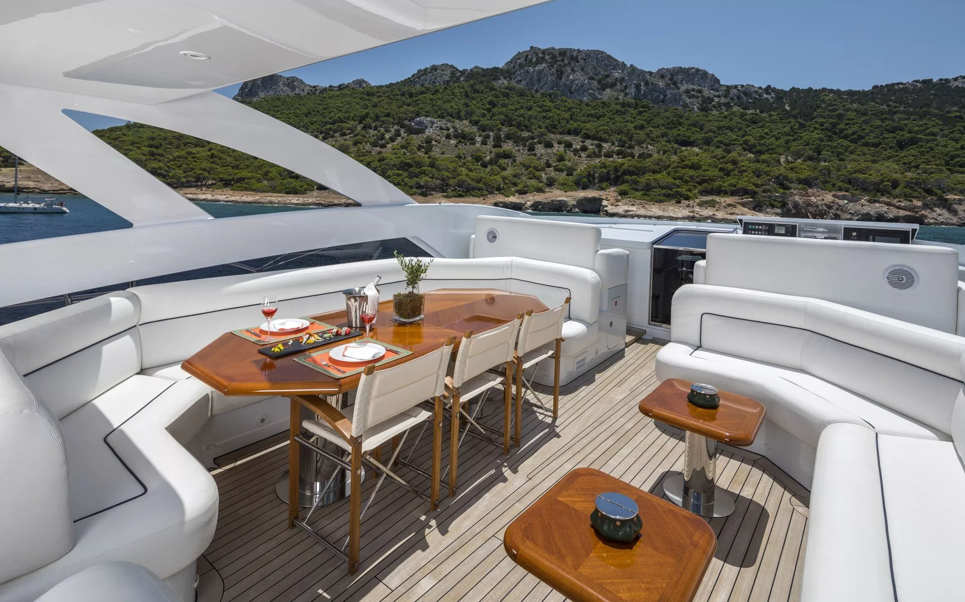 https://dev-api.arconyachts.com/storage/media/22814/conversions/729_3800480579-optimize.webp