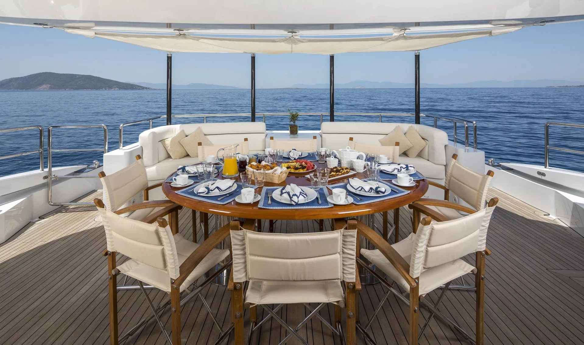https://dev-api.arconyachts.com/storage/media/22818/conversions/729_0117225060-optimize.webp