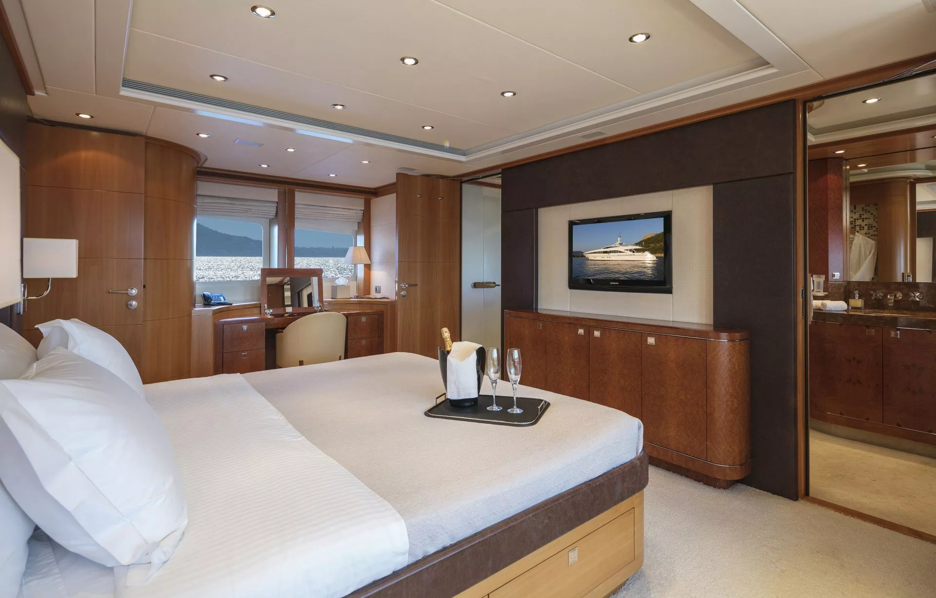 https://dev-api.arconyachts.com/storage/media/22821/conversions/729_6309151873-optimize.webp