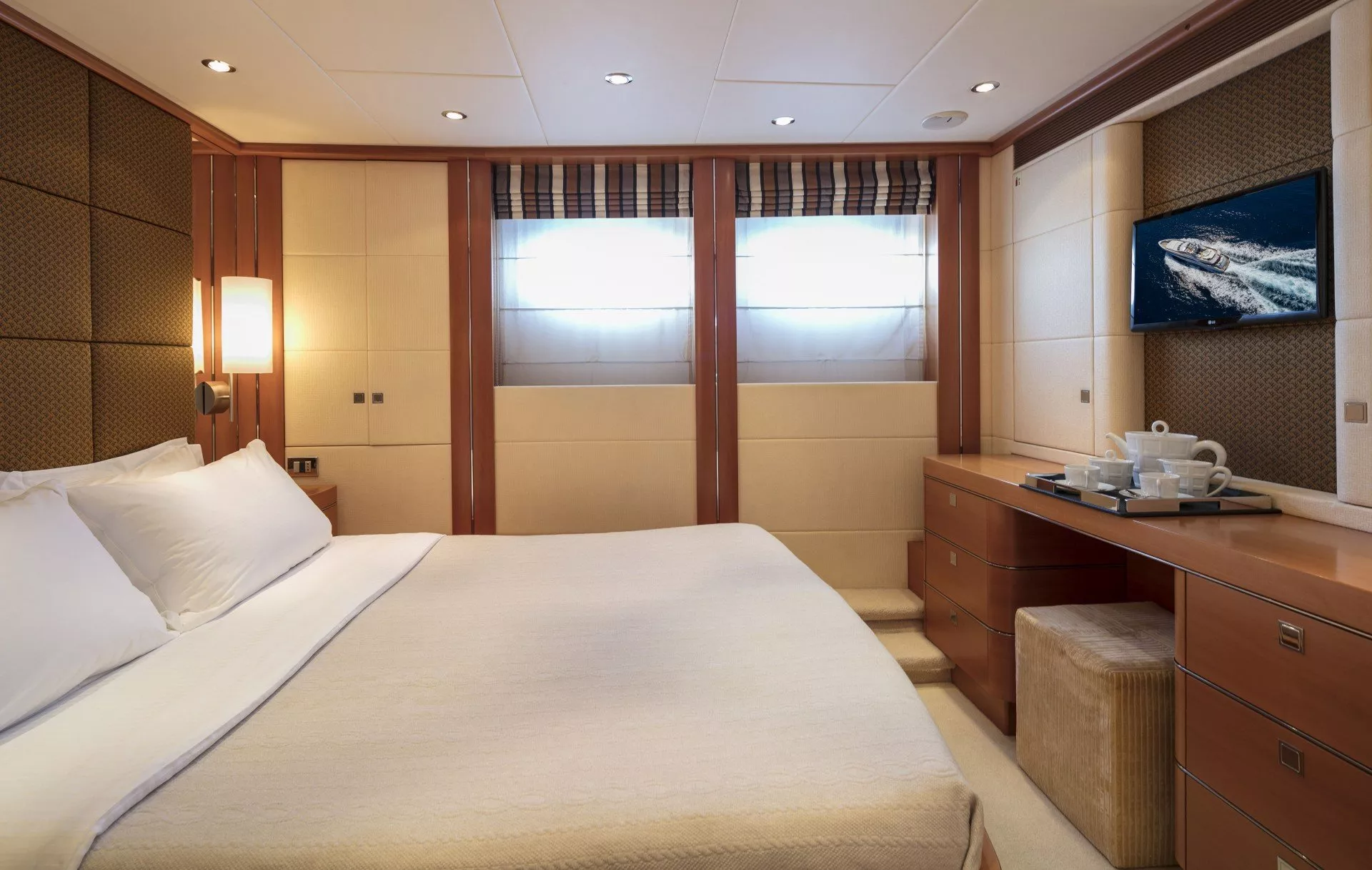 https://dev-api.arconyachts.com/storage/media/22836/conversions/729_2392712126-optimize.webp