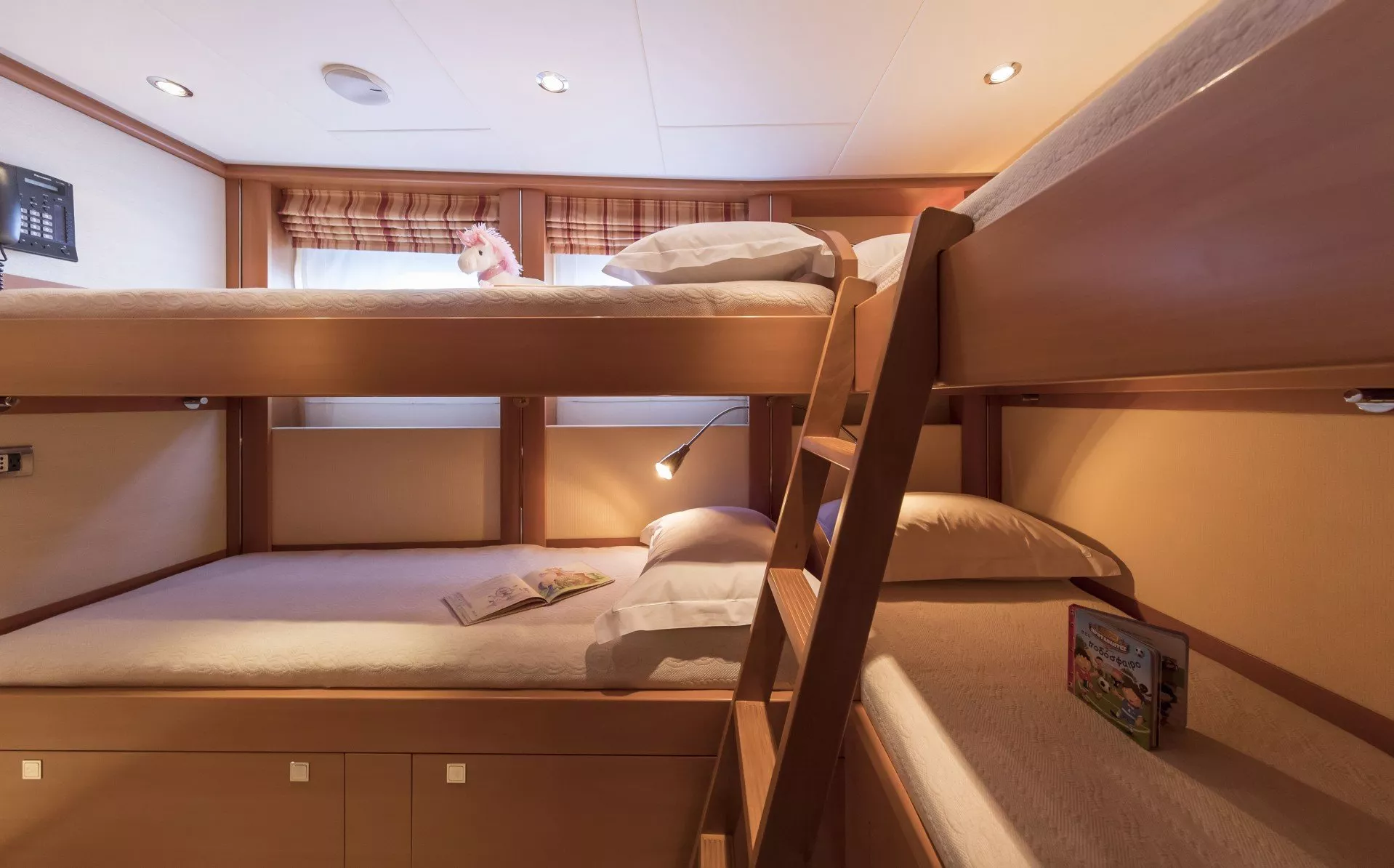 https://dev-api.arconyachts.com/storage/media/22837/conversions/729_2060358934-optimize.webp
