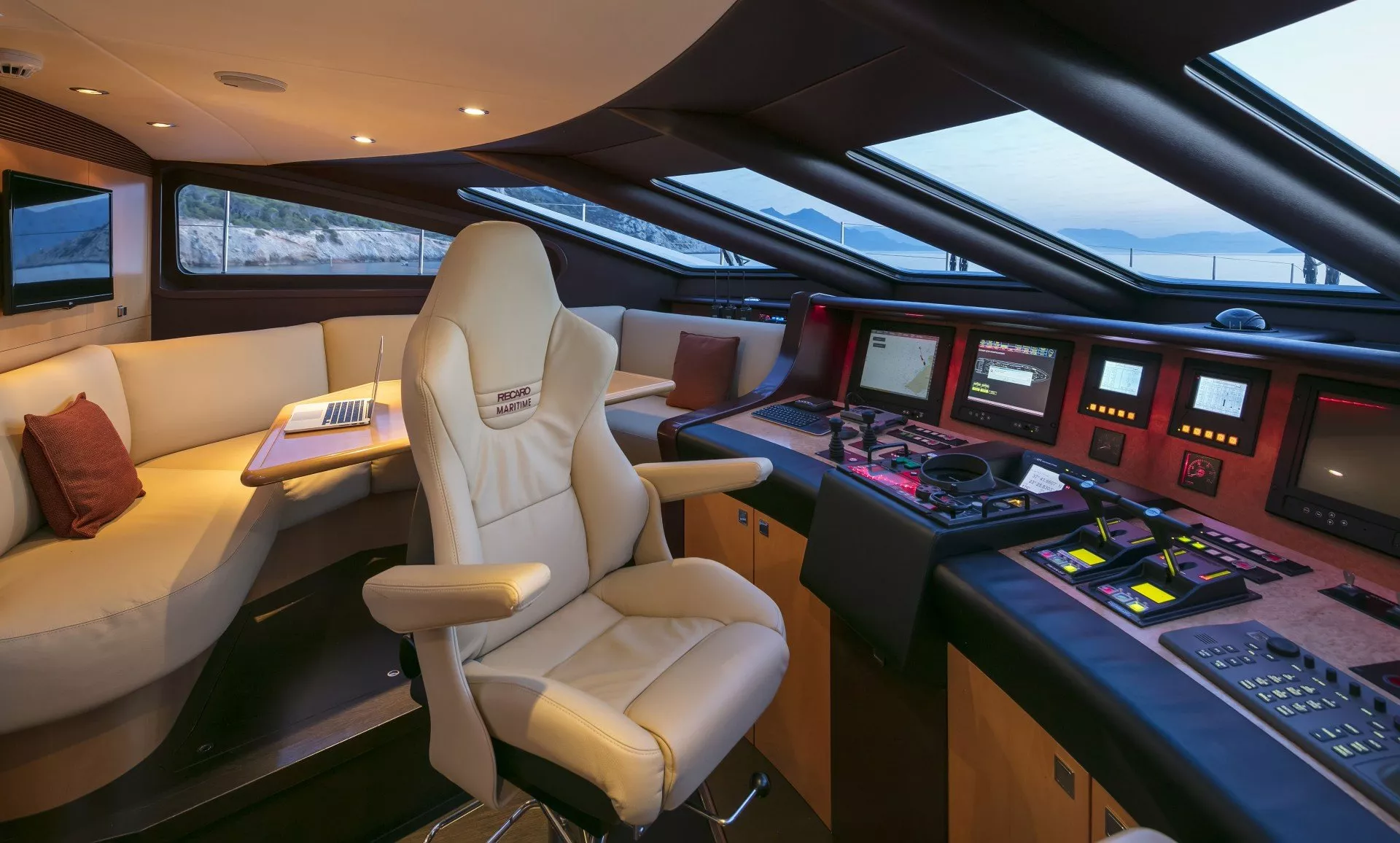 https://dev-api.arconyachts.com/storage/media/22844/conversions/729_9766926076-optimize.webp